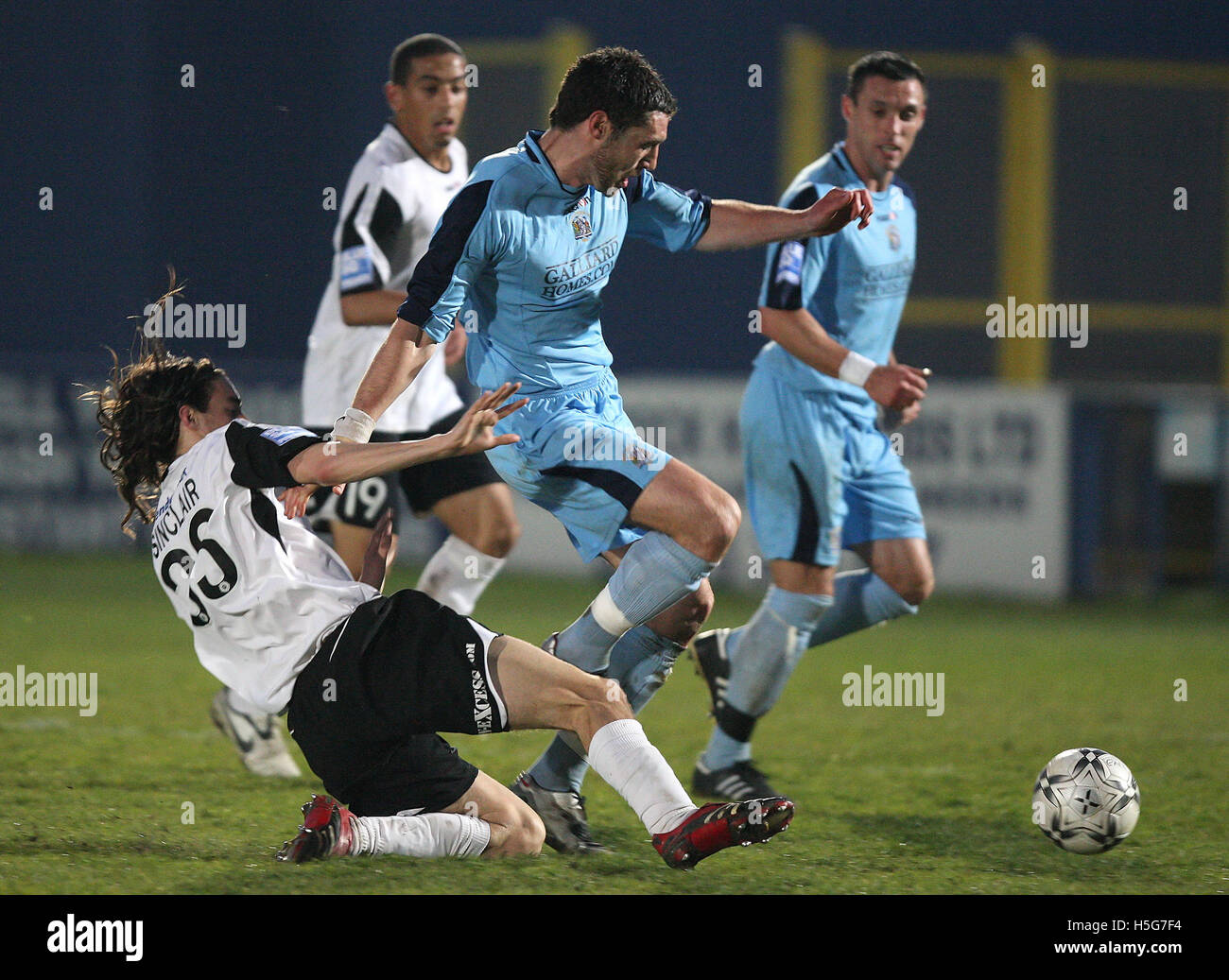 Jon Ashton di livelli di grigio è affrontato da Robert Sinclair di Salisbury - Grays Athletic vs Salisbury City - Blue Square Premier al nuovo Rec - 22/04/08 Foto Stock