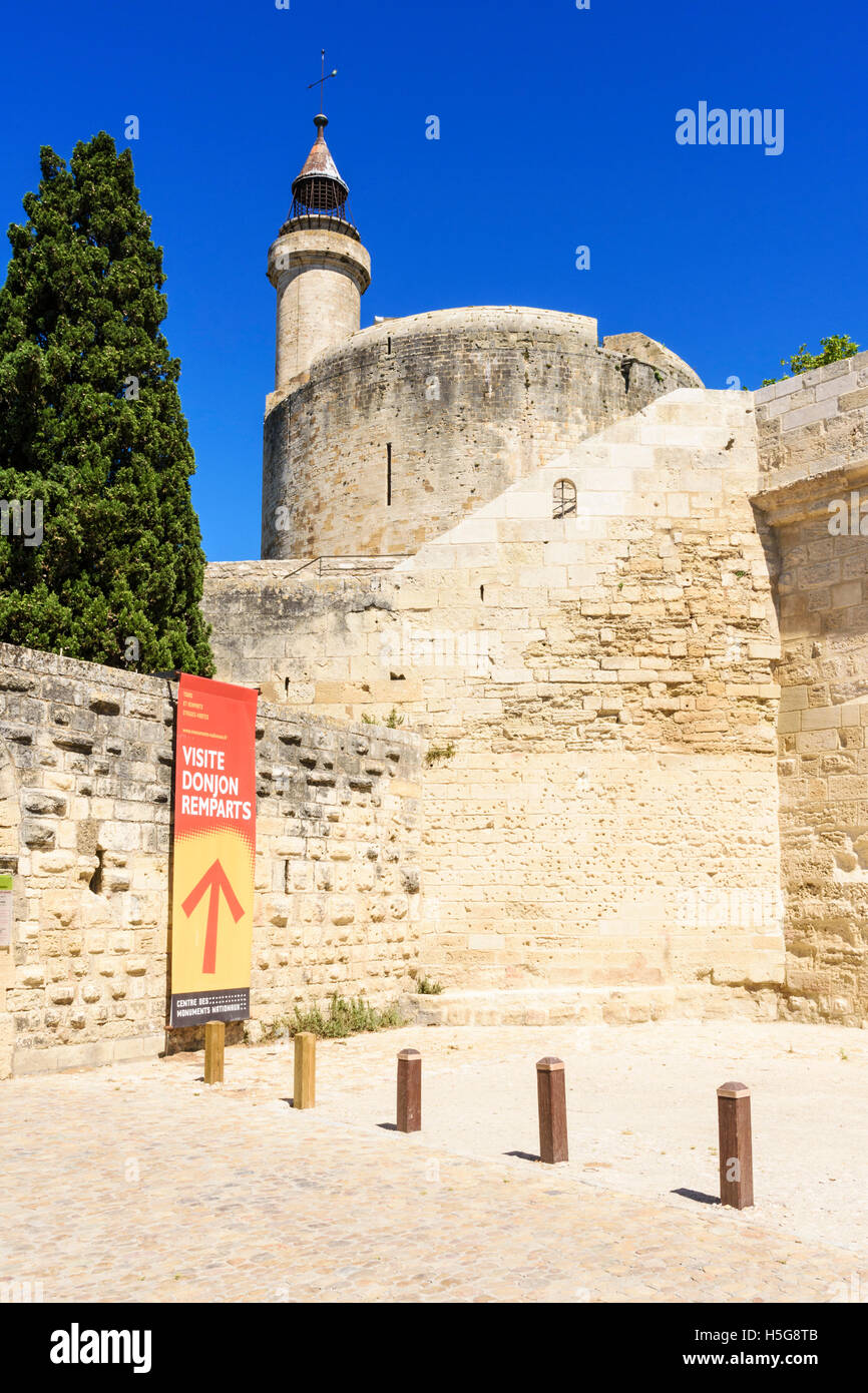 Ingresso ai bastioni tour e la medievale Tour de Costanza, Aigues-Mortes, Francia Foto Stock