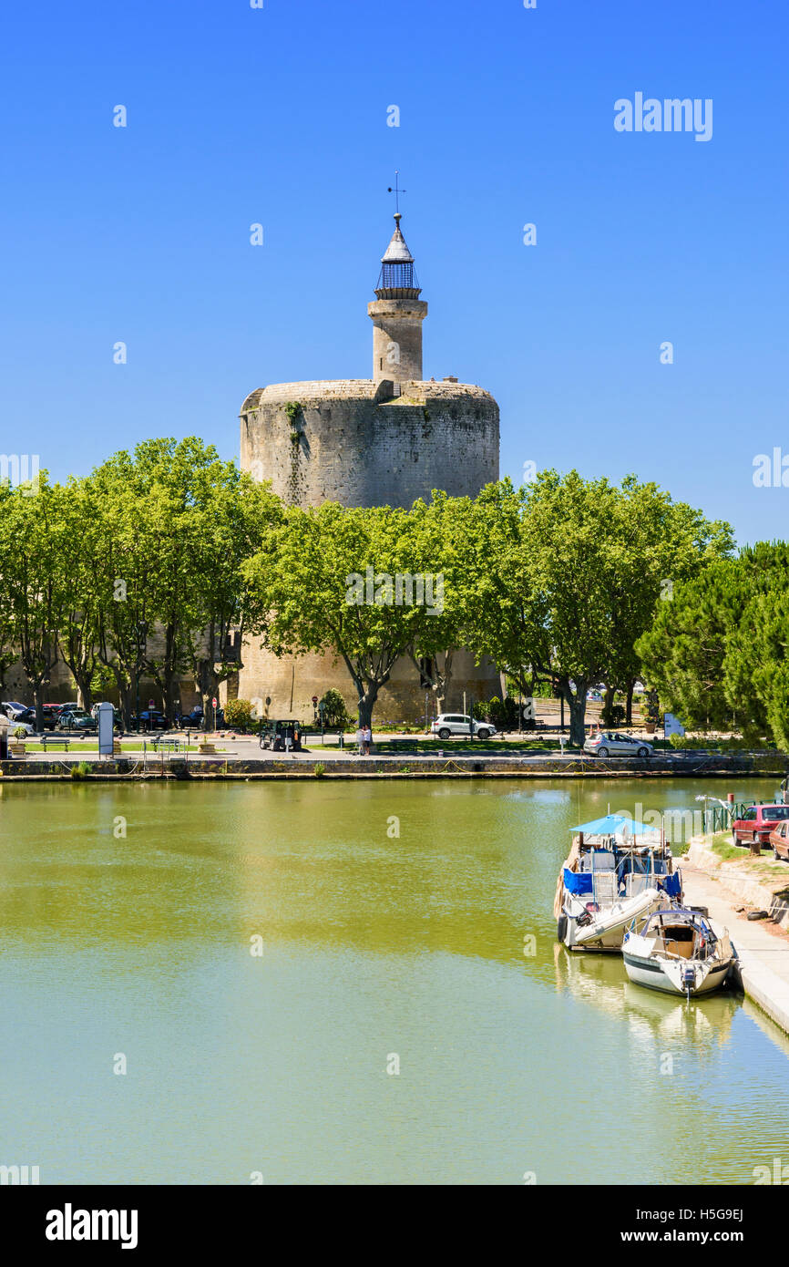 La torre medievale, Tour de Costanza e il Canal du Rhône à Sète, Aigues-Mortes, Francia Foto Stock