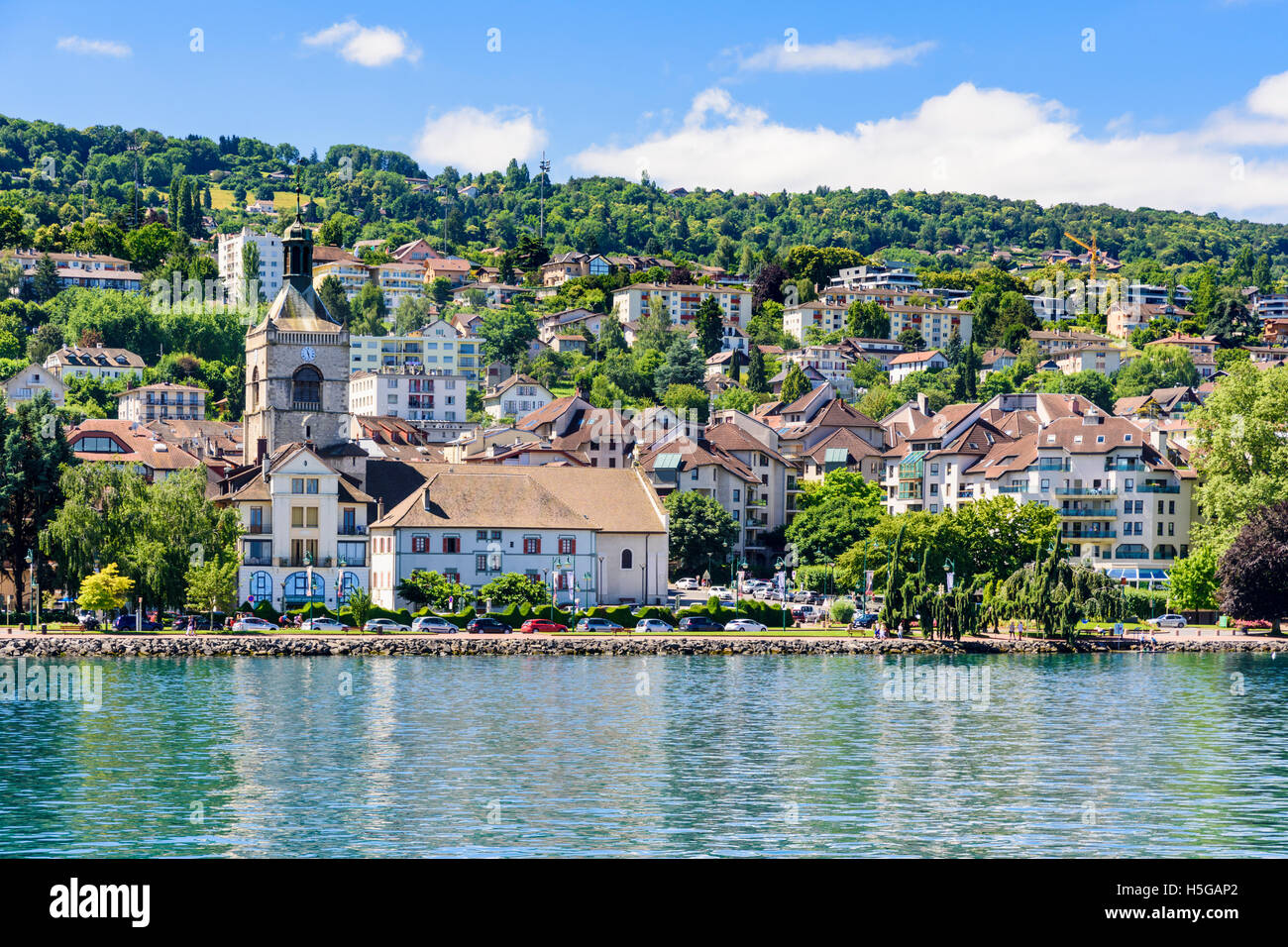 Il grazioso Lago di Ginevra lungomare della città di Evian, Évian-les-Bains, Francia Foto Stock