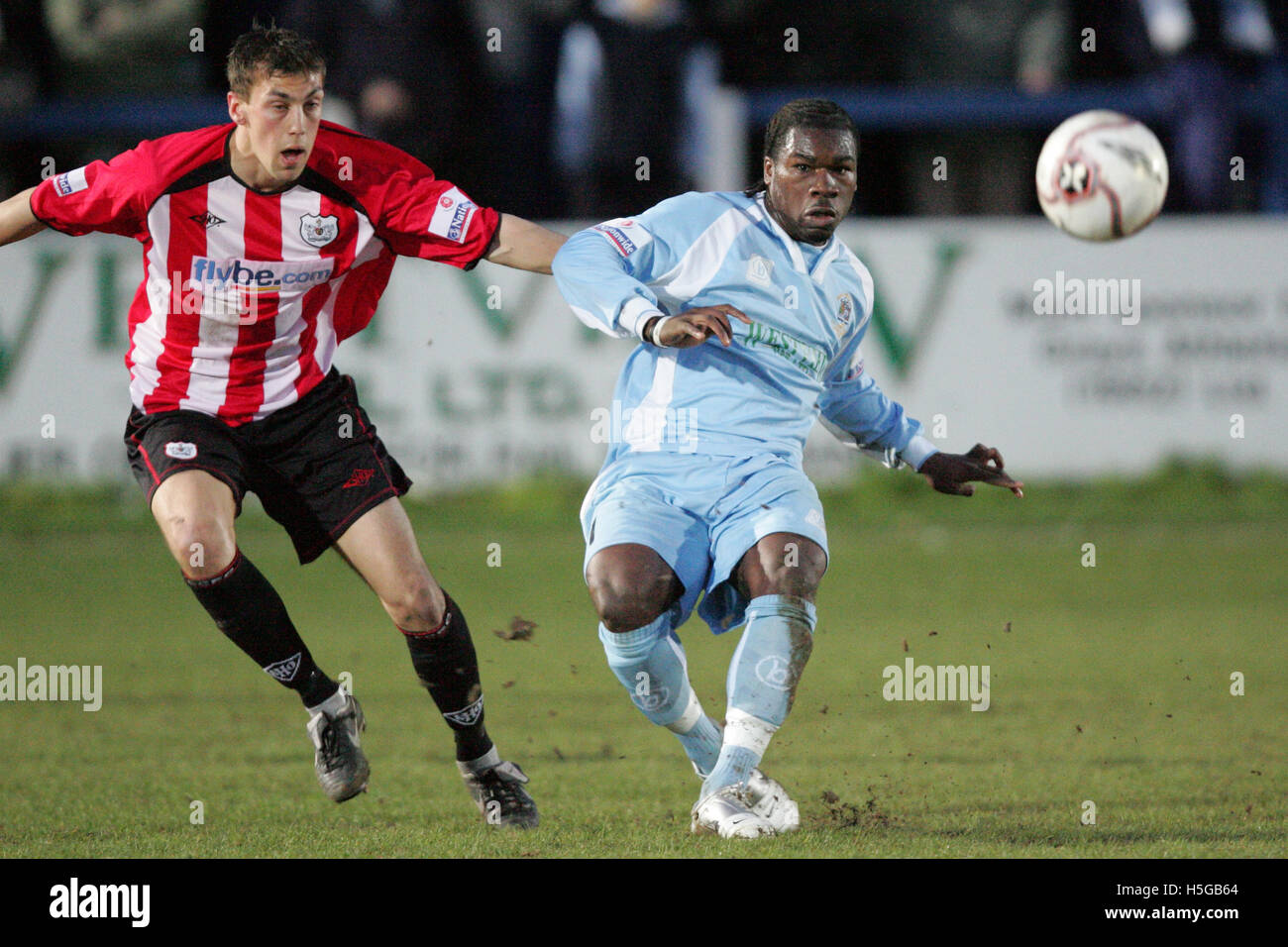 Aaron McLean sulla sfera per grigio - Grigio vs Atletico Exeter City - Conferenza nazionale presso il nuovo Rec - 10/04/06 Foto Stock