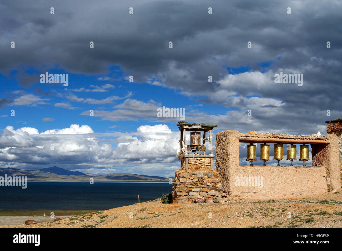 Piccolo vecchio monastero tibetano e pregando mills su una collina sopra il Lago Santo Manasarovar Tibet Foto Stock