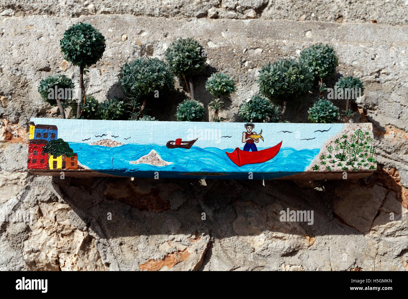 Idividually dipinto di vasi per piante, Pondamos Taverna sulla spiaggia, Chalki isola vicino a RODI, DODECANNESO isole, Grecia. Foto Stock