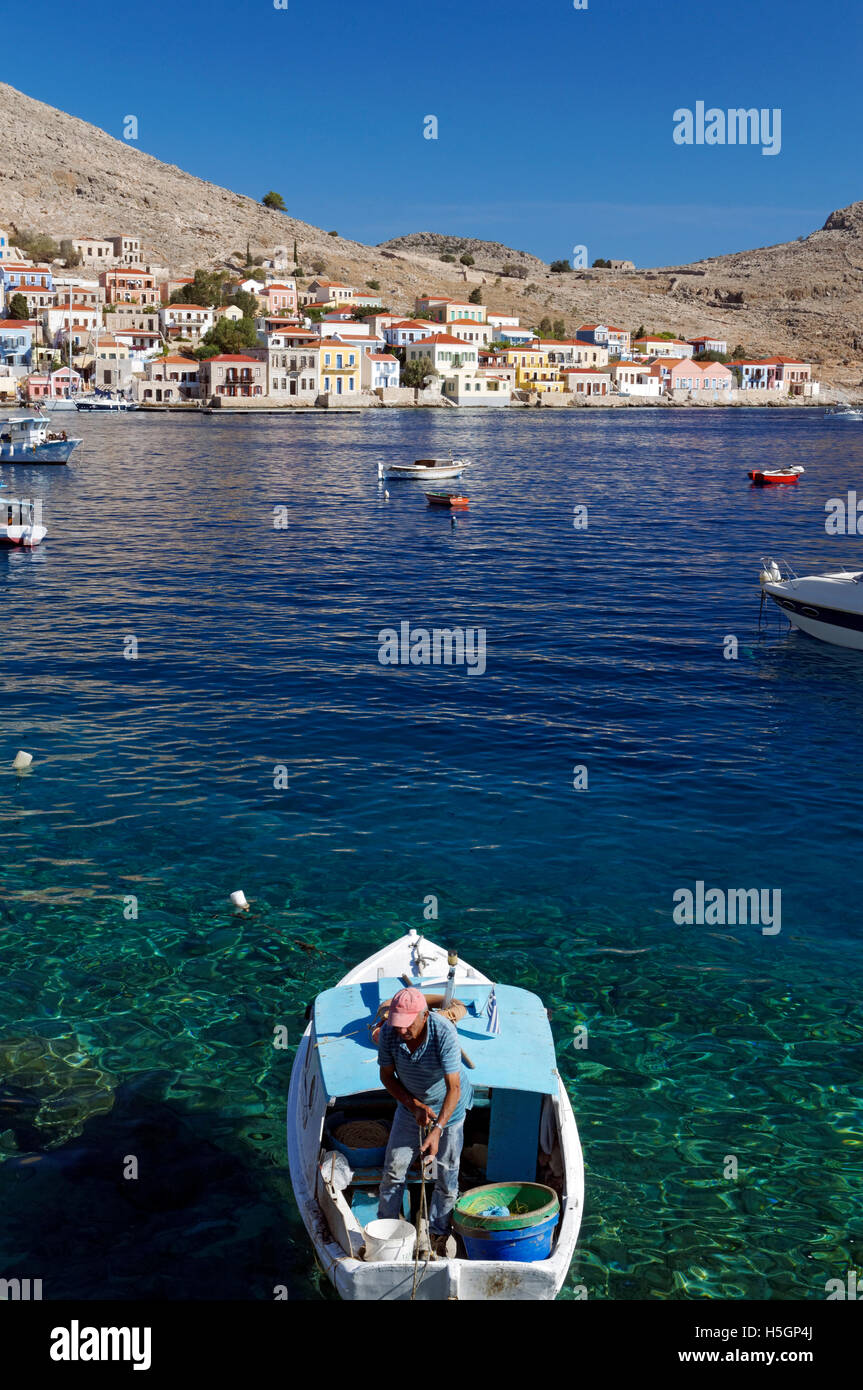 Pescatori e la pesca in barca, villaggio di Emborio, Chalki isola vicino a RODI, DODECANNESO isole, Grecia. Foto Stock