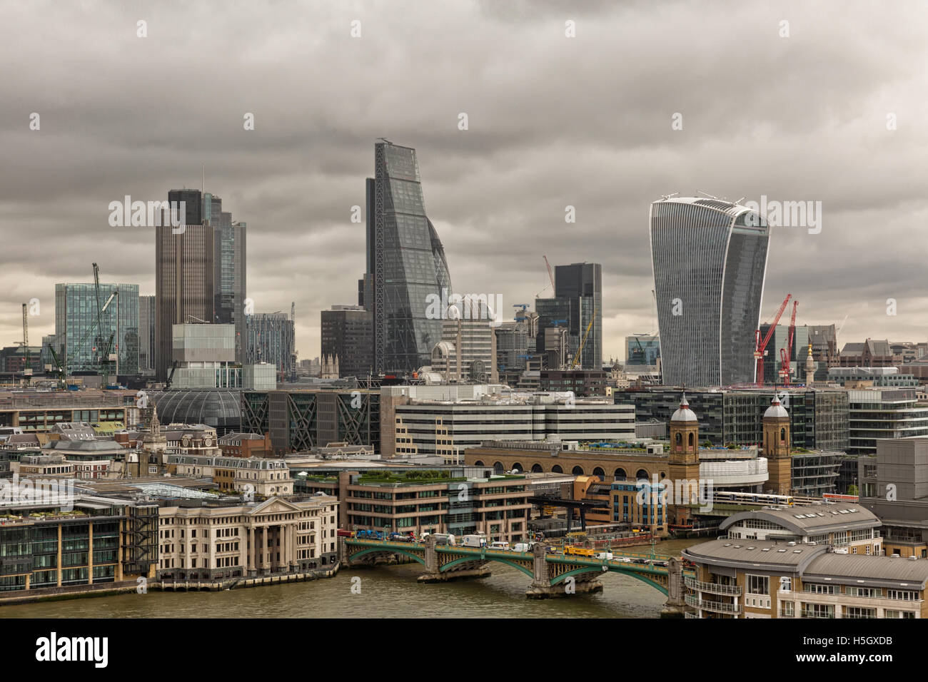 London, Regno Unito - Luglio 2016: grattacieli, tra cui la recente costruzione del Walkie-Talkie e il Gherkin, salire al di sopra di altre torri e o Foto Stock