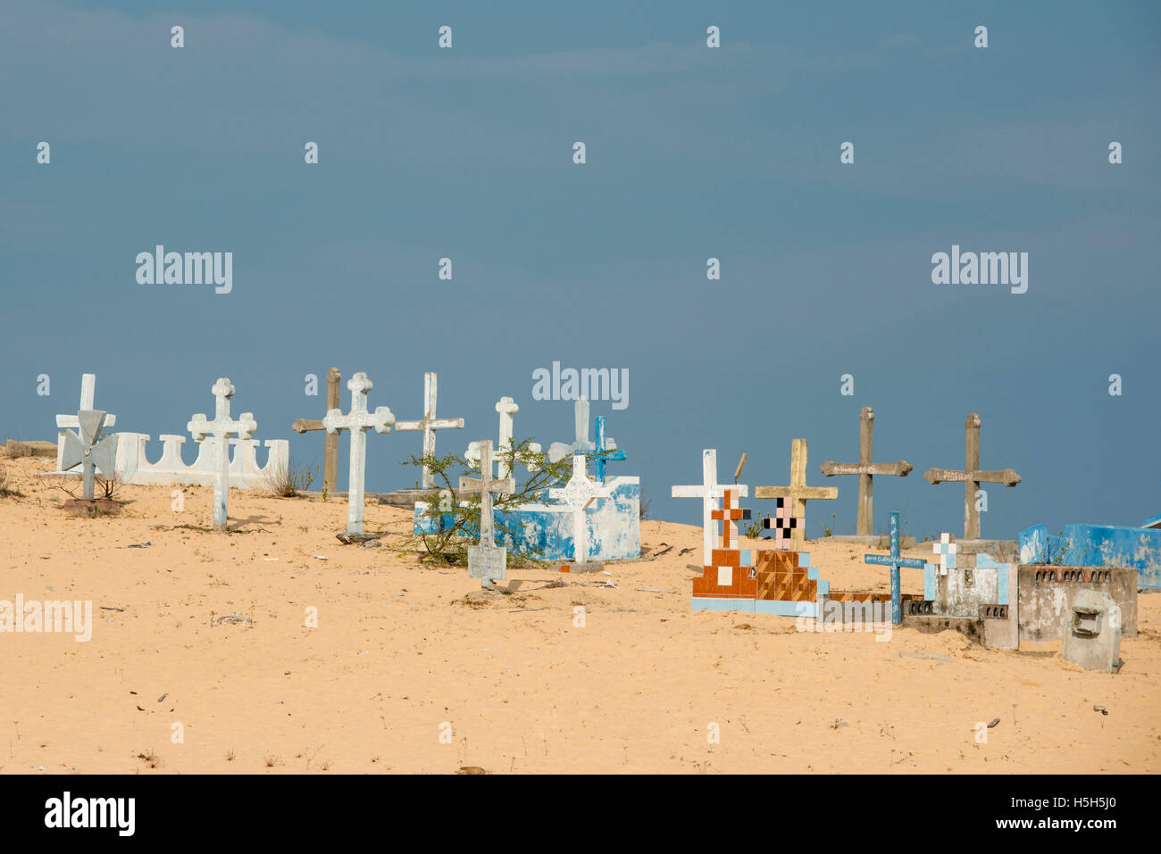 Cimitero delle vittime dello tsunami presso la Basilica di Sant'Antonio Chiesa, Manelkadu deserto, penisola di Jaffna, Sri Lanka Foto Stock