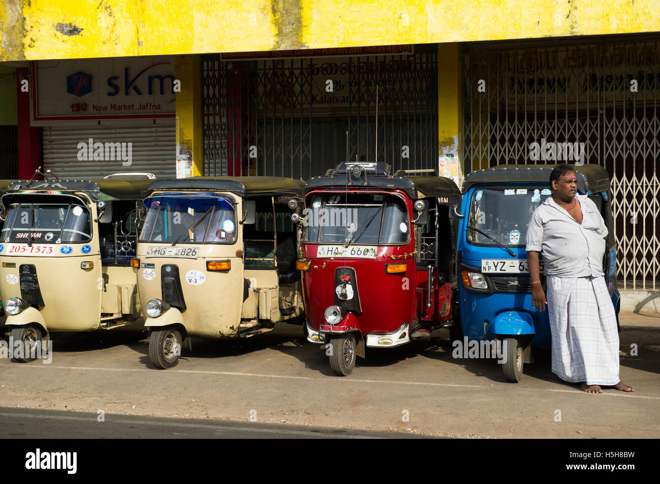 Tuk-tuks schierate per buisness, mercato di Jaffna, Jaffna nello Sri Lanka Foto Stock