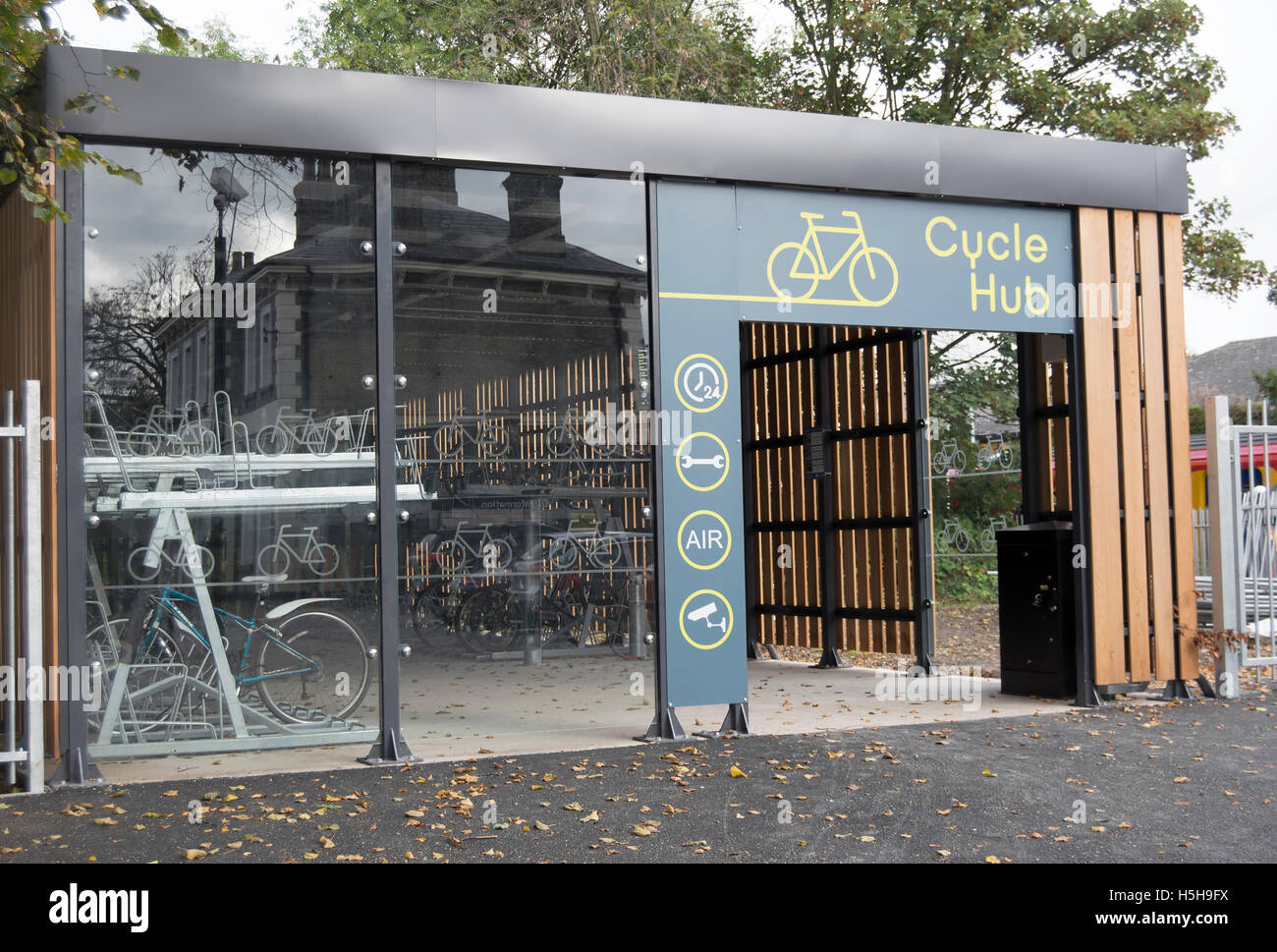 Mozzo del ciclo alla stazione di Teddington, Middlesex, Inghilterra, offrendo sicurezza e archiviazione protetta per le biciclette e gli strumenti di manutenzione Foto Stock