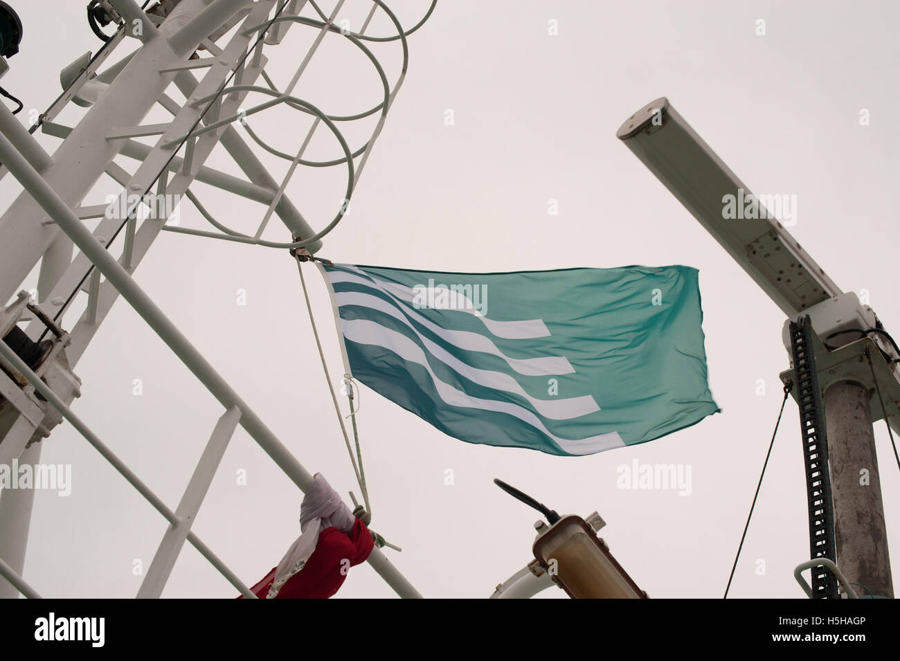 Verde e bianco bandiera della nave Foto Stock