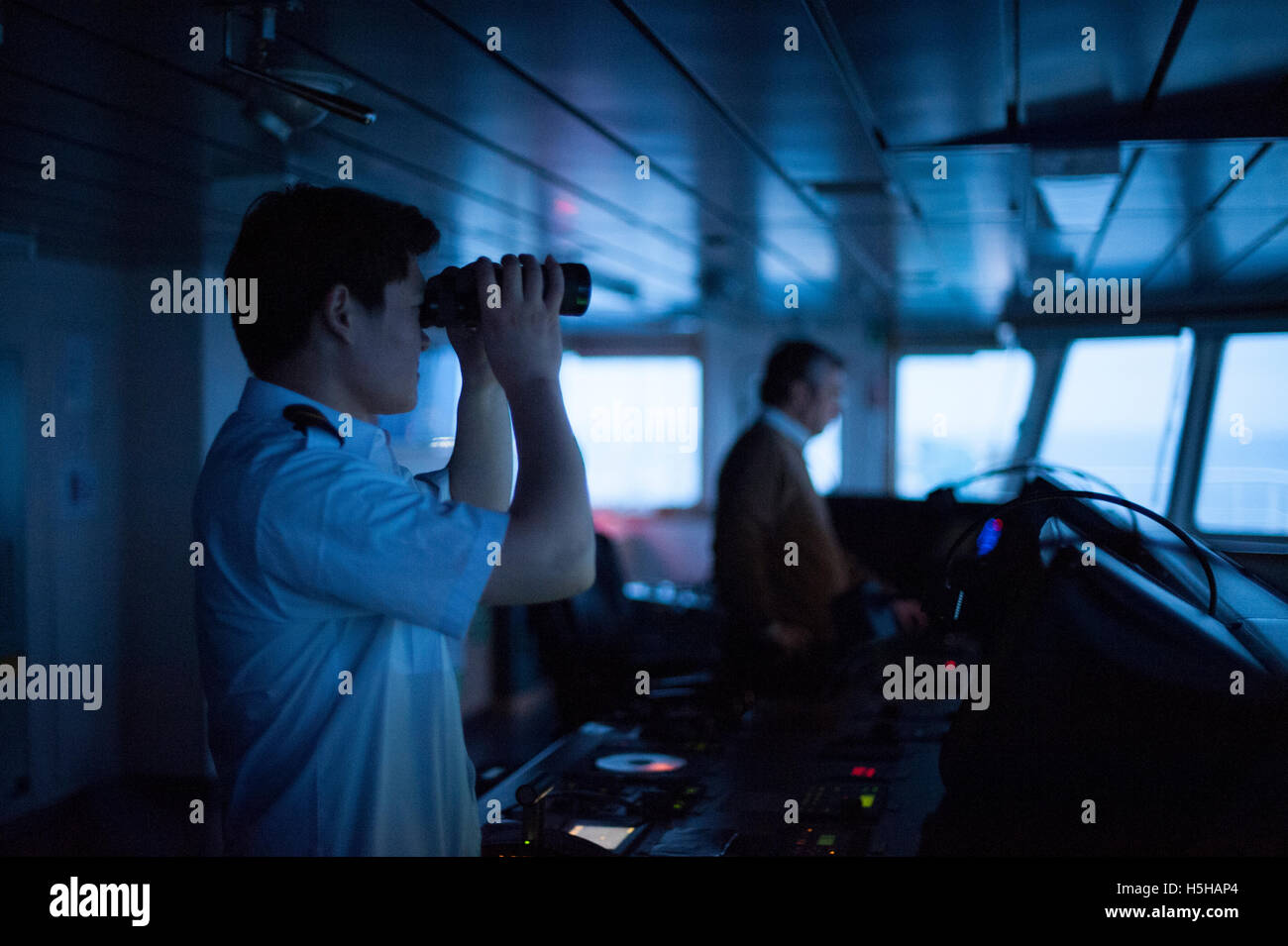 Contenitore ponte di nave di notte in mare. Foto Stock