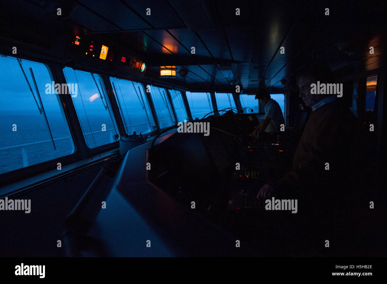 Contenitore ponte di nave di notte in mare. Foto Stock