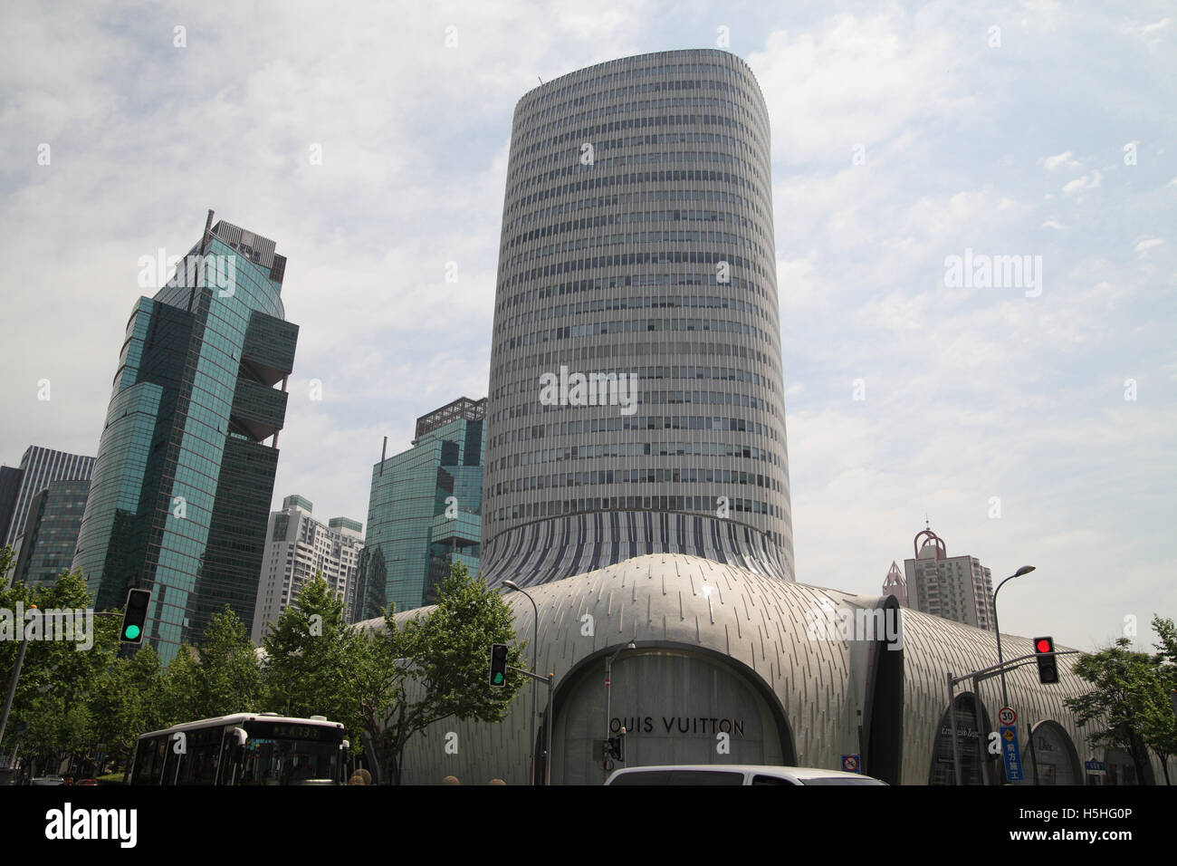 L'Avenue, un moderno e prestigioso centro commerciale progettato da Jun Aoki e associates, appare come una cascata. Foto Stock