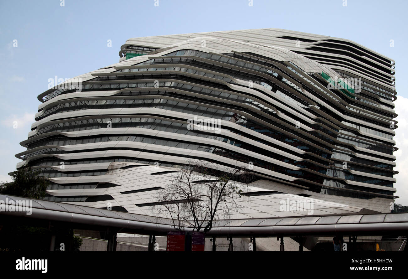 La Hong Kong Polytechnic University School of Design progettato dall'architetto Zaha Hadid. Kowloon, Hong Kong, Cina. 06.05.2016. Foto Stock