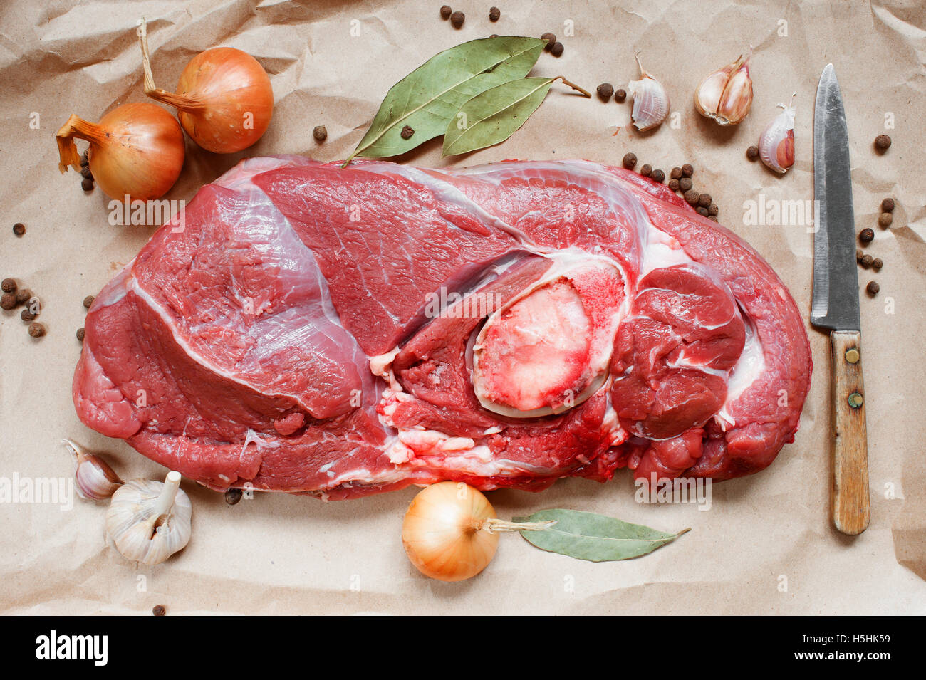 Il pezzo di carne e spezie su carta Foto Stock