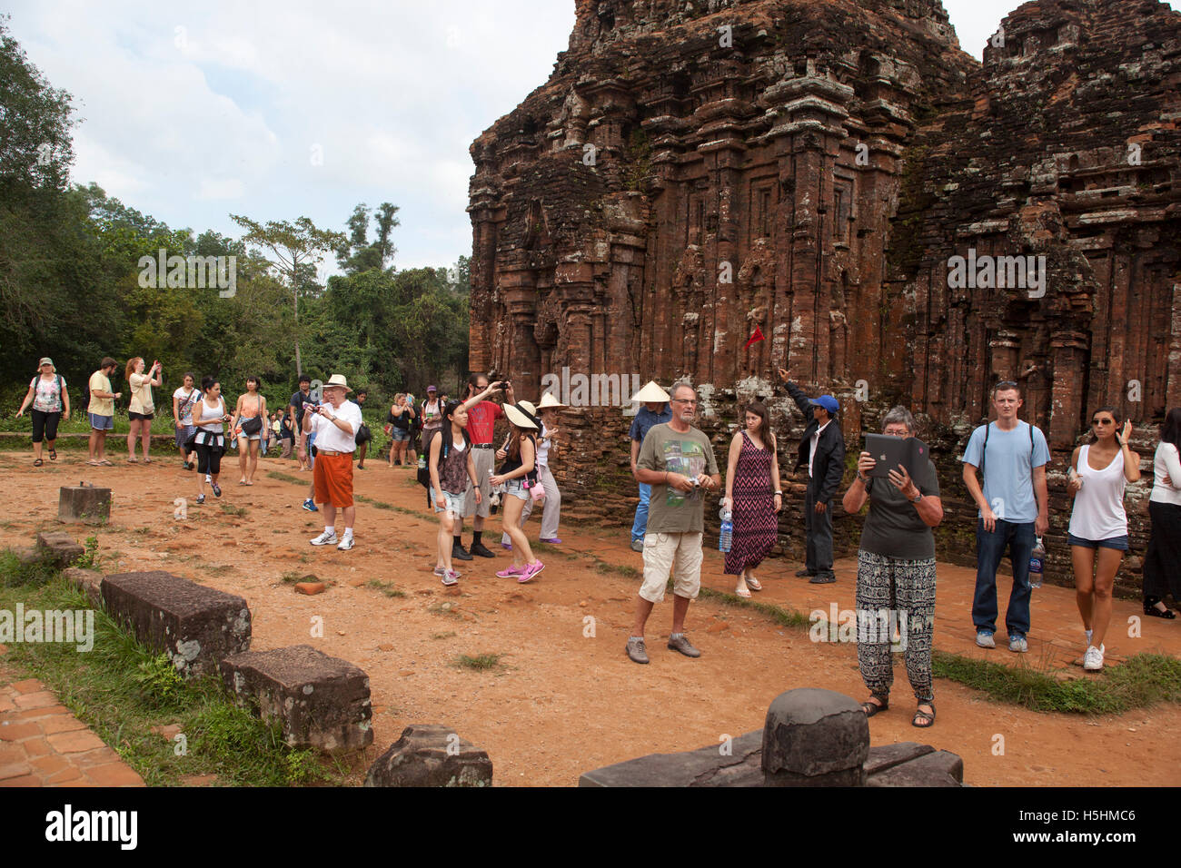 Gruppo di turisti a mio figlio templi Sito in Vietnam Foto Stock