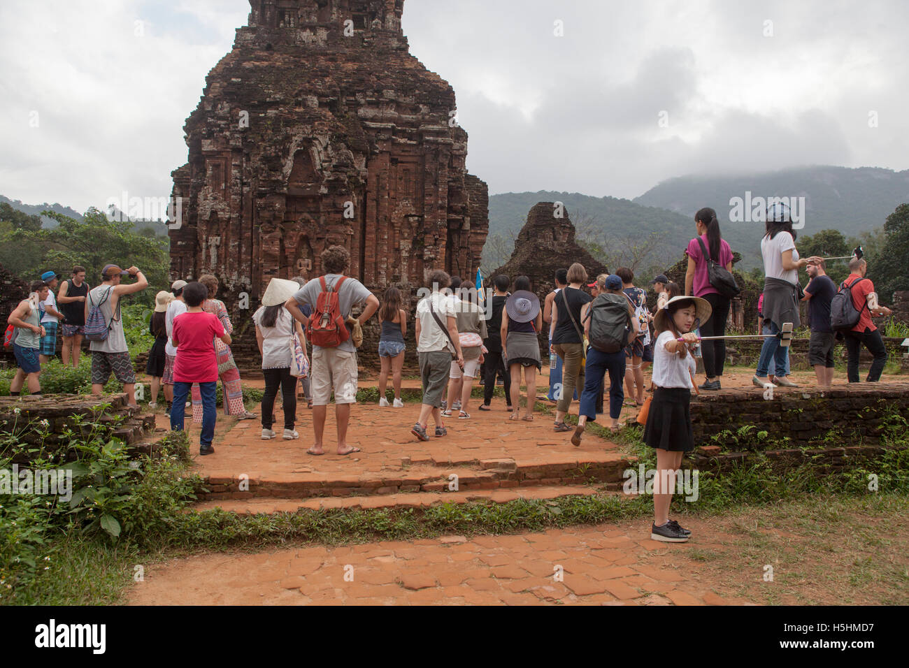 Gruppo di turisti a mio figlio templi Sito in Vietnam Foto Stock