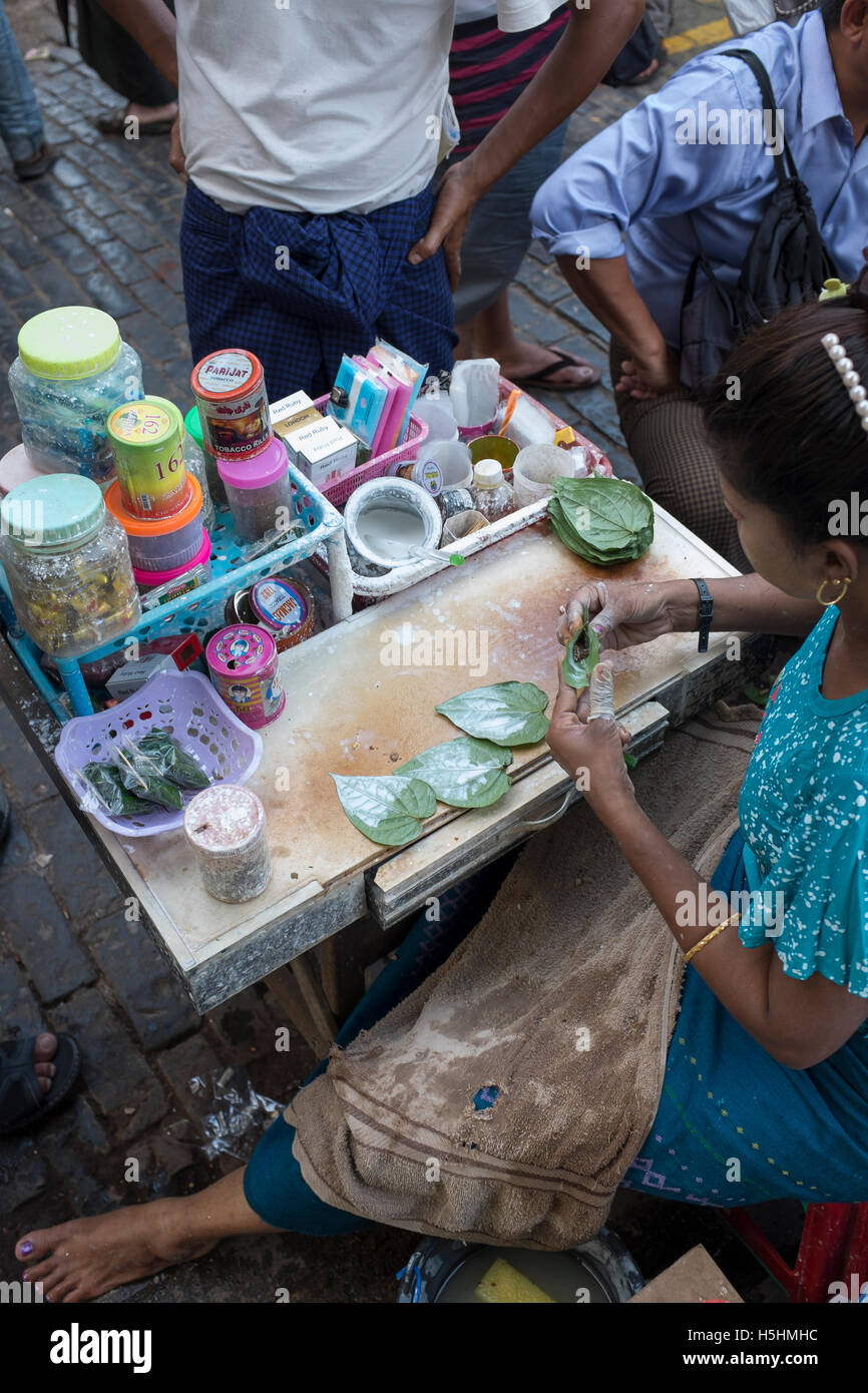 Paan Betel Leaf stallo in Yangon Myanmar Foto Stock