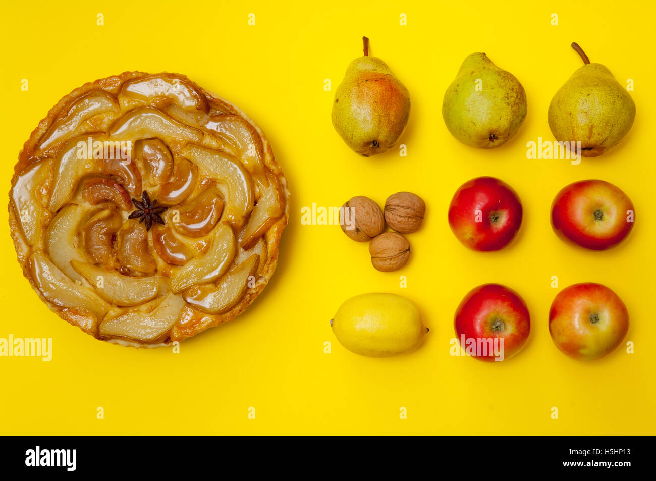 Tarte tatin, crostata di mele, Crostata di pere su carta con uno sfondo con spazio di copia Foto Stock