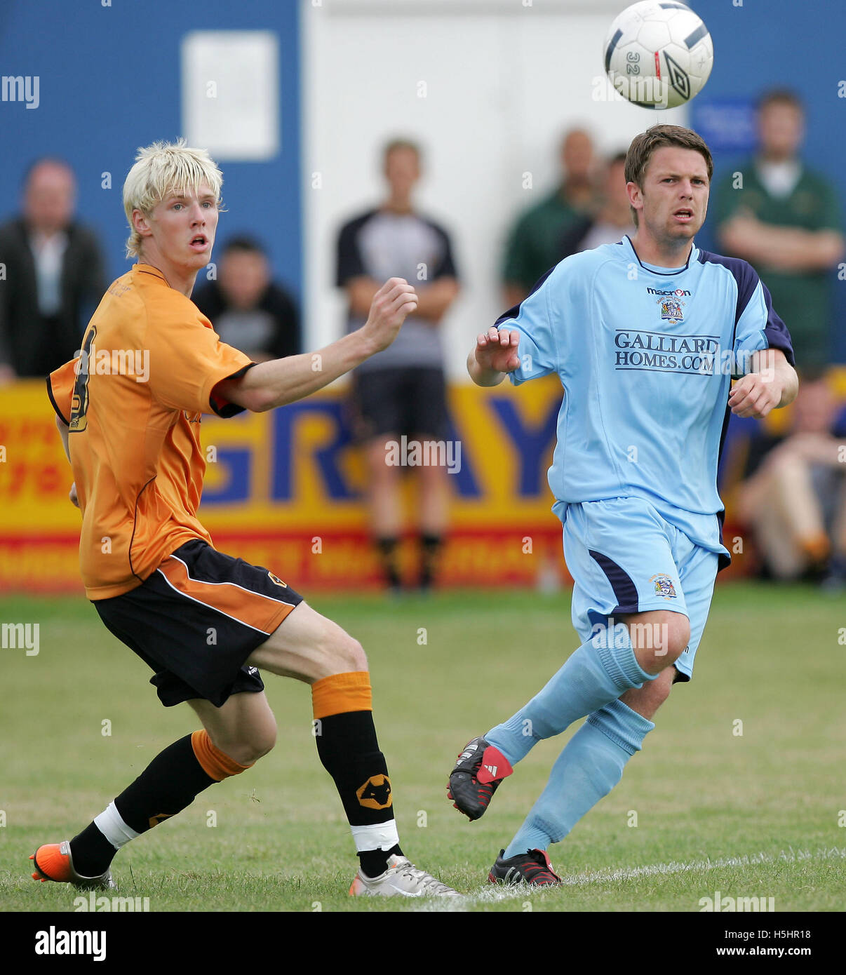 Andy Keogh di lupi e Adam lordo dei grigi - Grays Athletic vs Wolverhampton Wanderers - partita amichevole presso il nuovo Rec, grigi - 14/07/07 Foto Stock