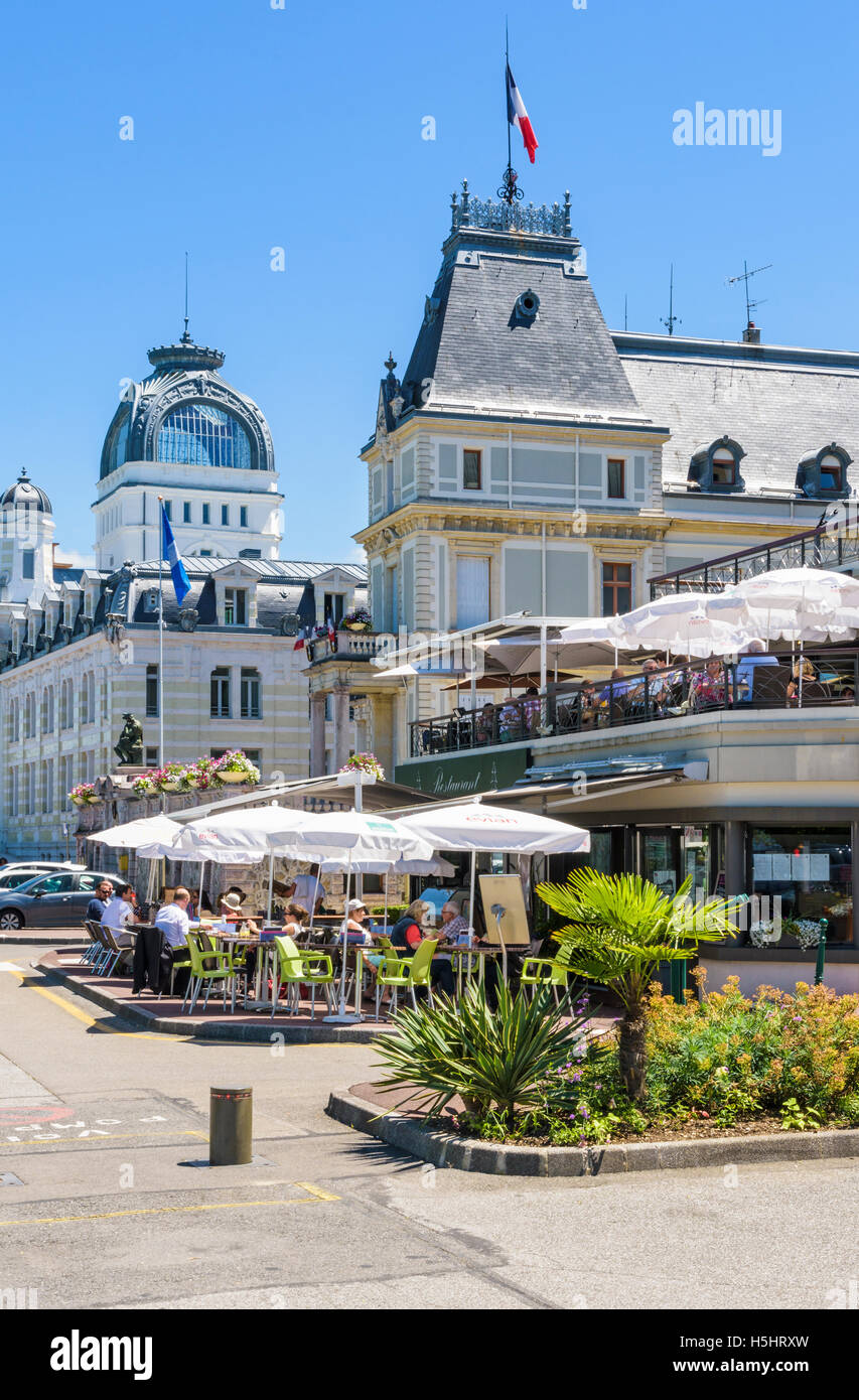 Ristorante accanto al Palais Lumiere lungo Quai Charles Albert Besson di Évian-les-Bains, Francia Foto Stock