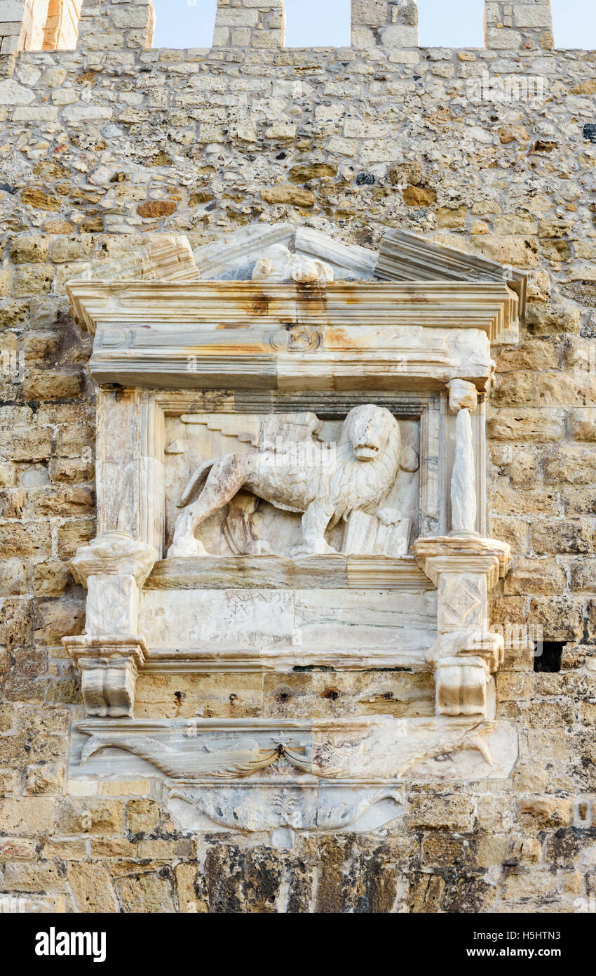 Leone di San Marco dettaglio parete su Koules fortezza, il punto di riferimento sul lungomare castello in Heraklion, Creta, Grecia Foto Stock