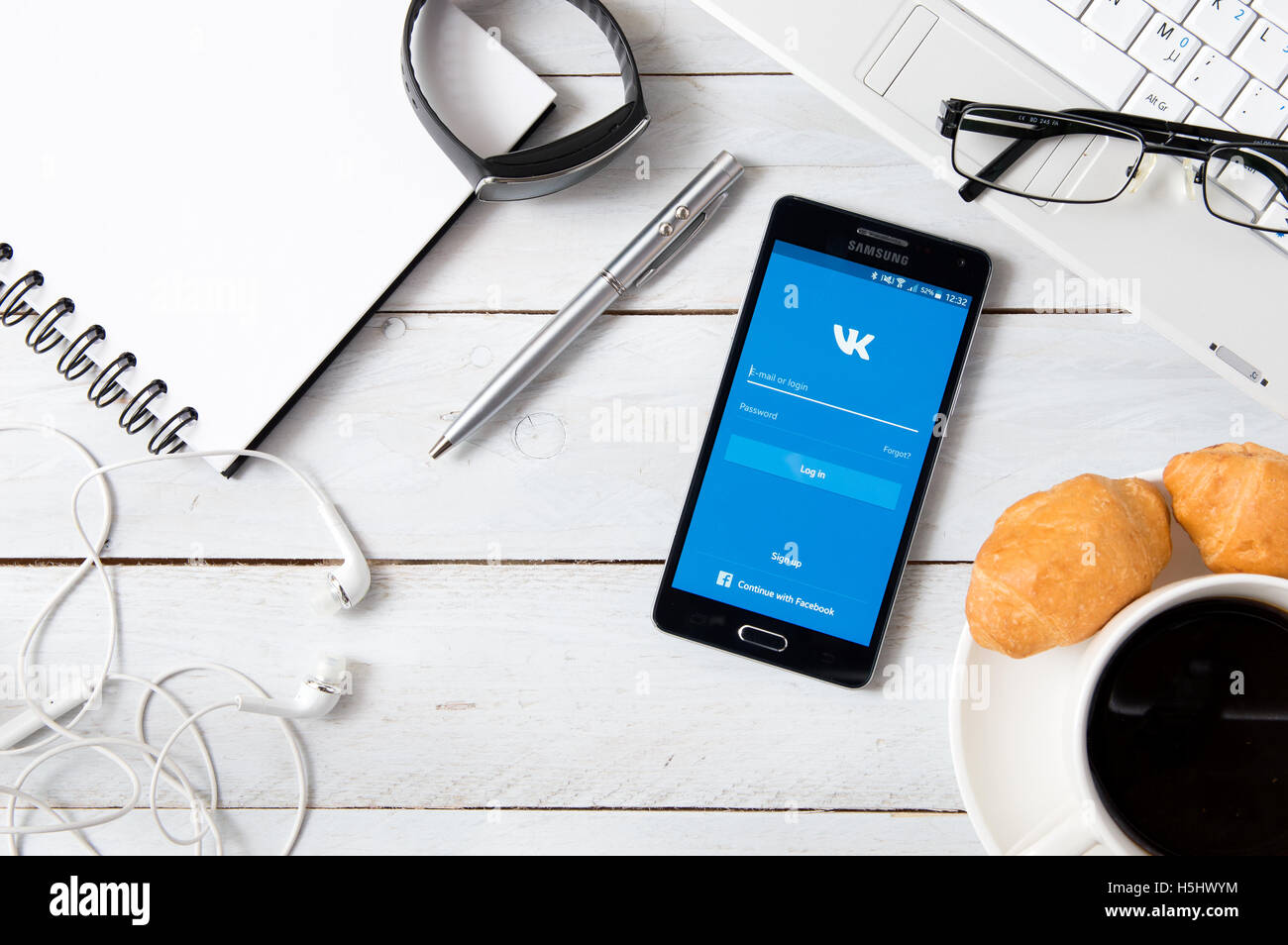 WROCLAW, Polonia- Ottobre 18th, 2016 : Samsung A5 con VK applicazione posa sulla scrivania. VK è la più grande comunità online di social ne Foto Stock