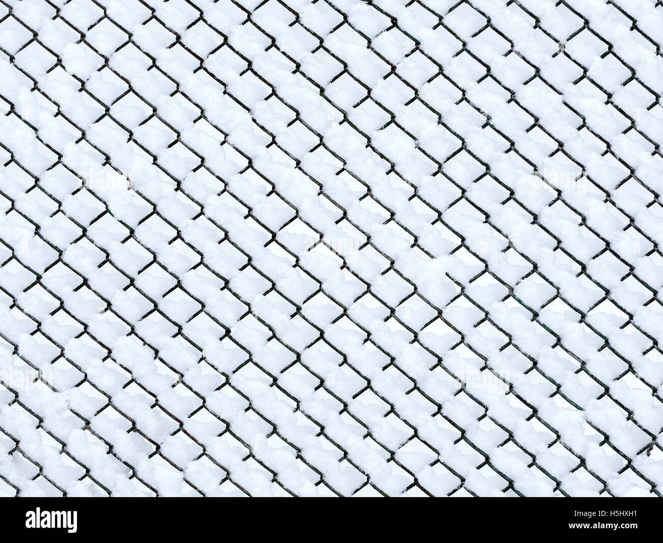 Coperta di neve catena collegamento recinto Foto Stock