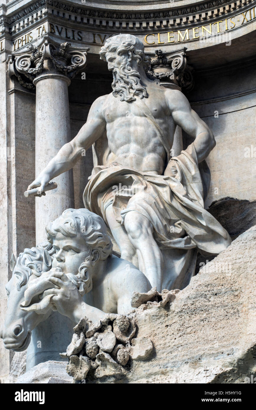 Vista ravvicinata delle sculture di marmo che ornano la Fontana di Trevi, Roma, lazio, Italy Foto Stock