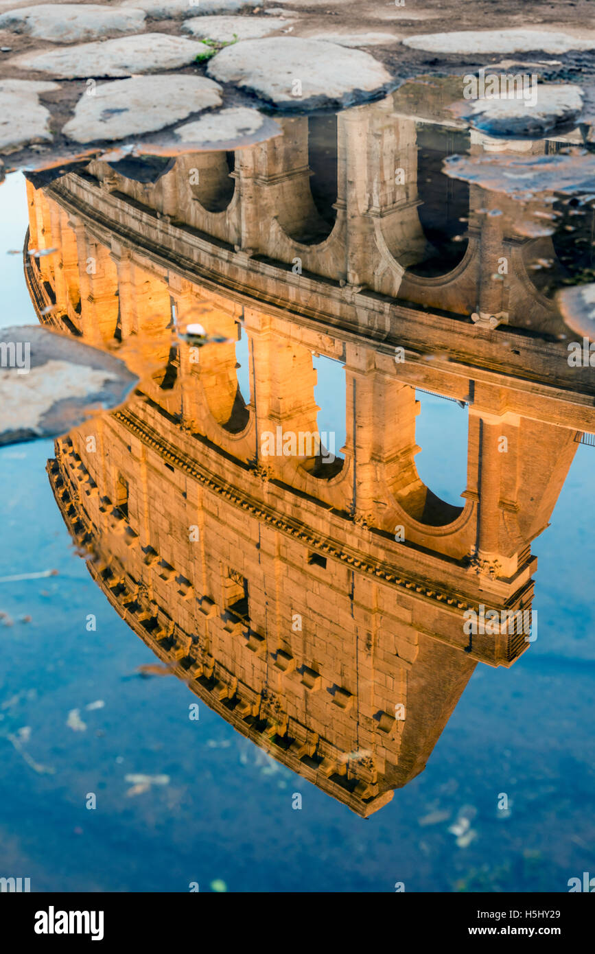 Colosseo Colosseo o riflessa in una pozzanghera al tramonto, Roma, lazio, Italy Foto Stock