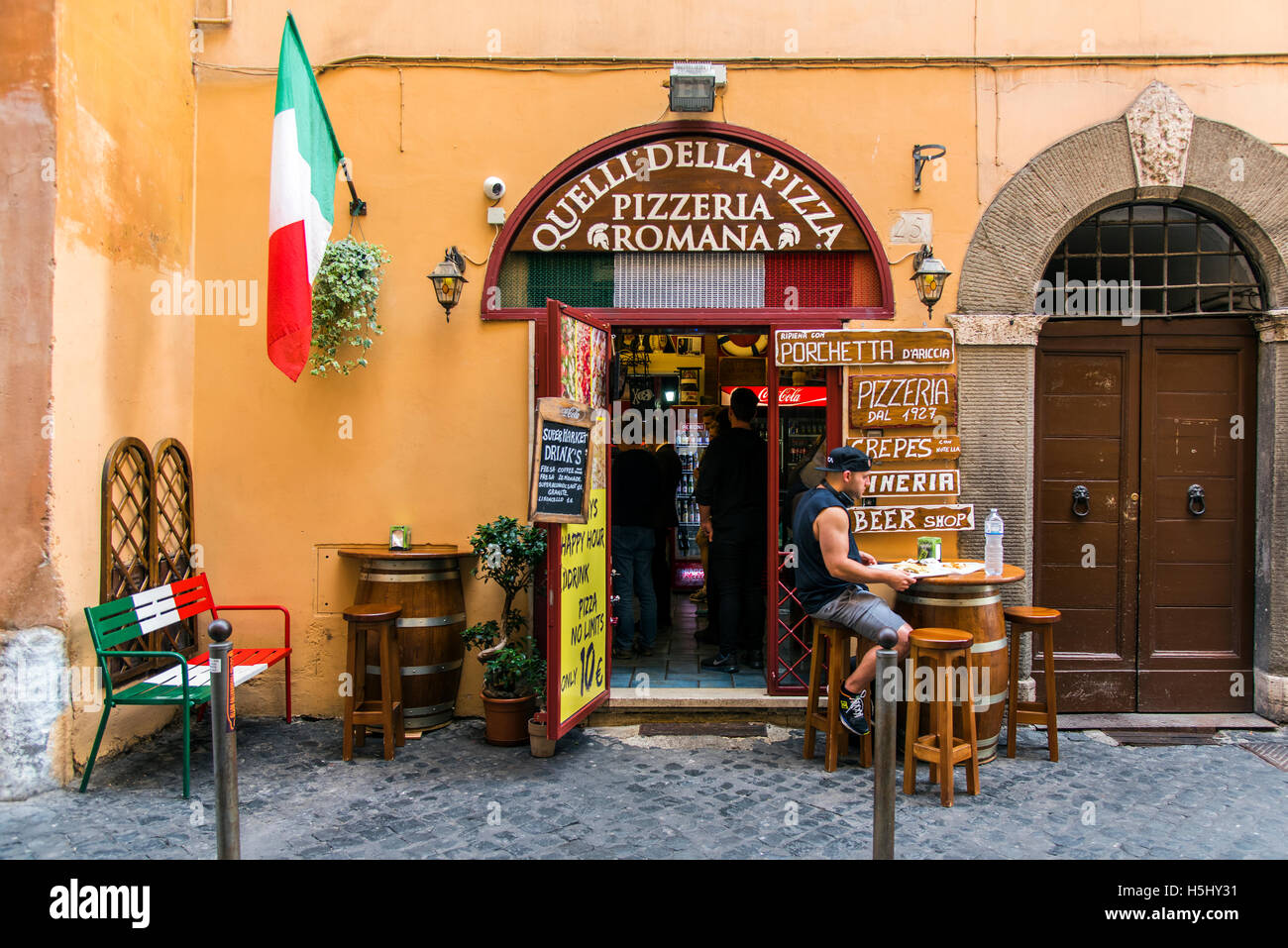 Ristorante Pizzeria con bandiera italiana, Roma, lazio, Italy Foto Stock