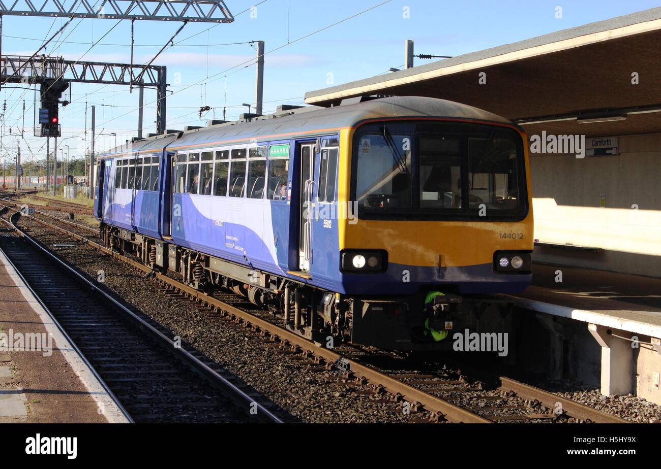 Ristrutturato classe 144 Pacer diesel unità multiple in una nuova livrea che arrivano a Carnforth stazione ferroviaria su un servizio passeggeri. Foto Stock