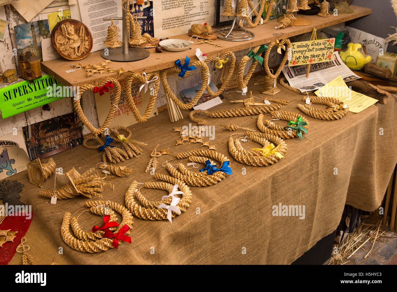 Regno Unito, Inghilterra, Cheshire, a Siddington, Raymond Rush's corn dolly workshop, piccoli carrelli per la vendita Foto Stock