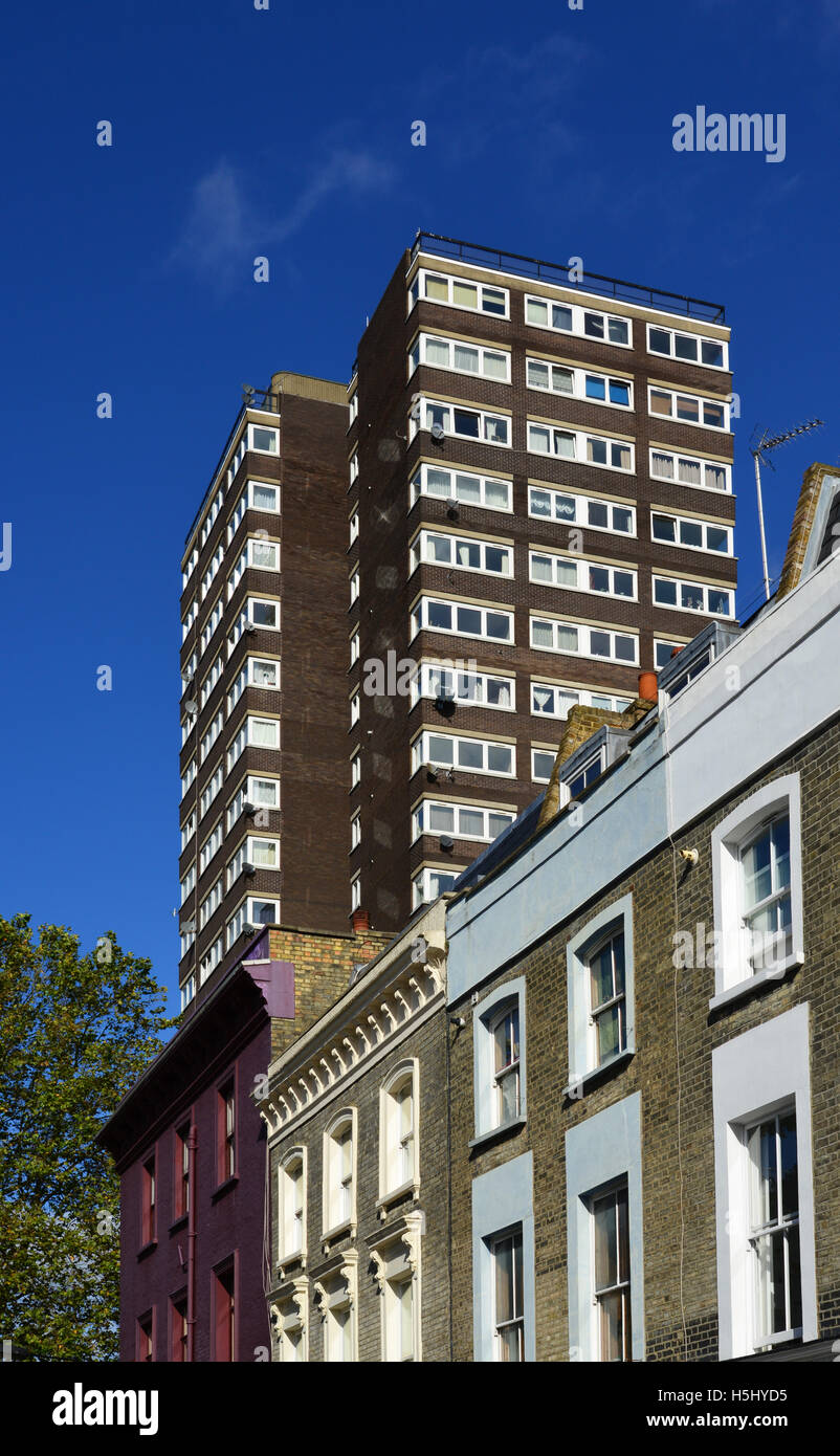 Regno Unito, Londra W2, Westbourne Park, Brunel Station Wagon e Shrewsbury alloggiamento su strada Foto Stock