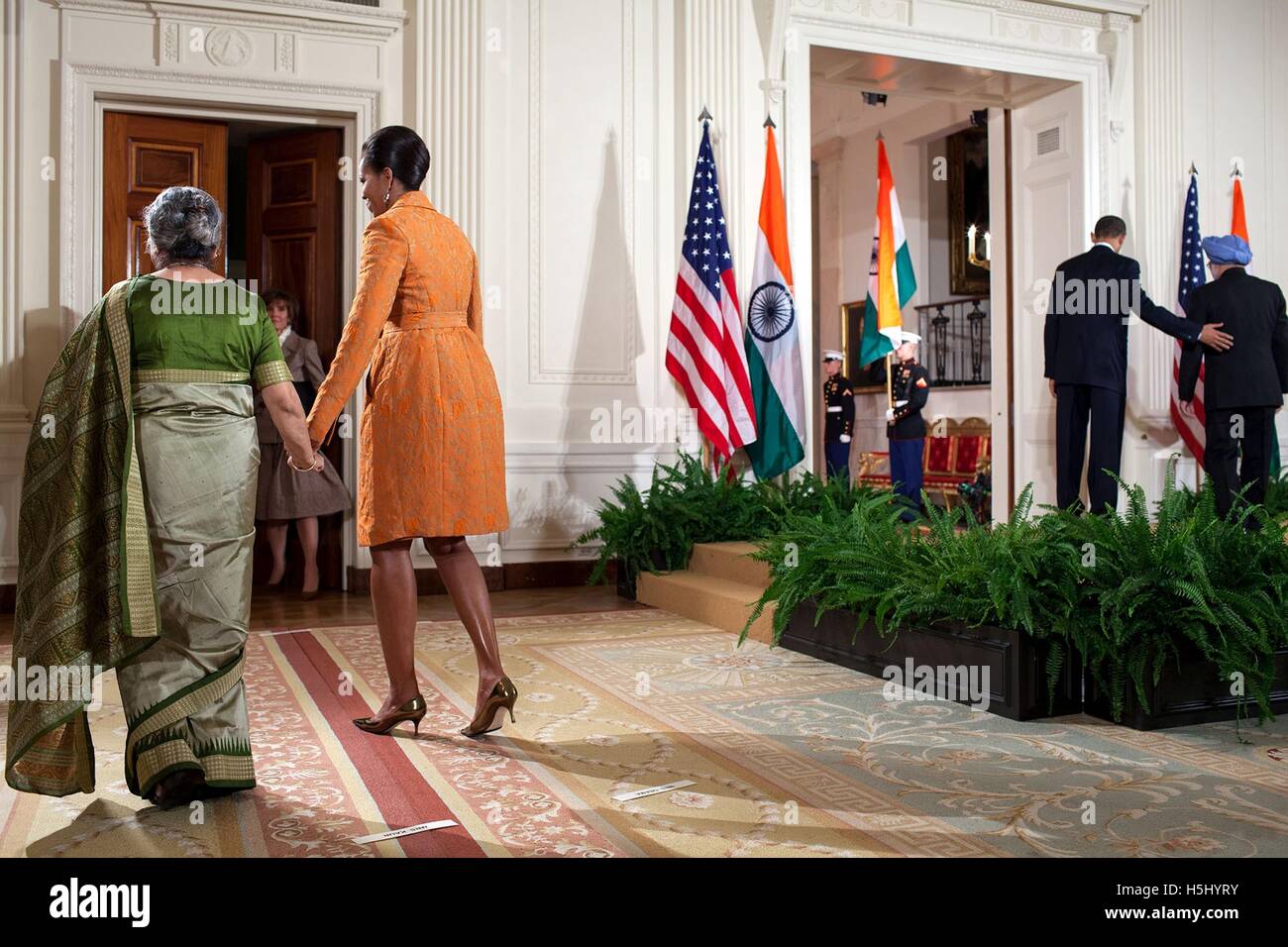 Stati Uniti La First Lady Michelle Obama e gli Stati Uniti Il presidente Barack Obama escort Primo Ministro indiano Manmohan Singh e sua moglie Gursharan Kaur dopo lo stato di cerimonia di benvenuto alla Casa Bianca Sala Est Novembre 24, 2009 a Washington, DC. Foto Stock