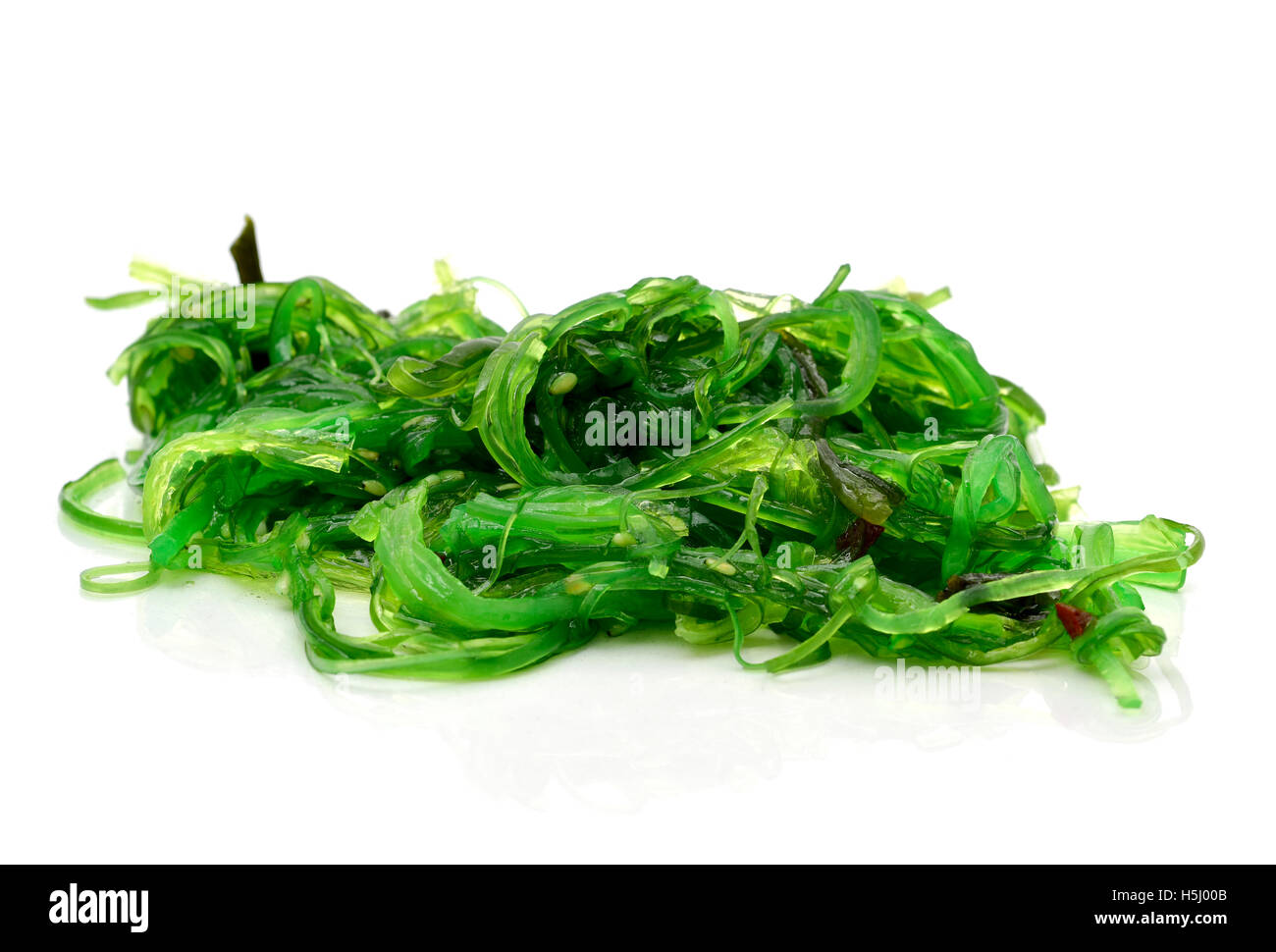 Goma wakame o insalata di alghe marine su sfondo bianco Foto Stock