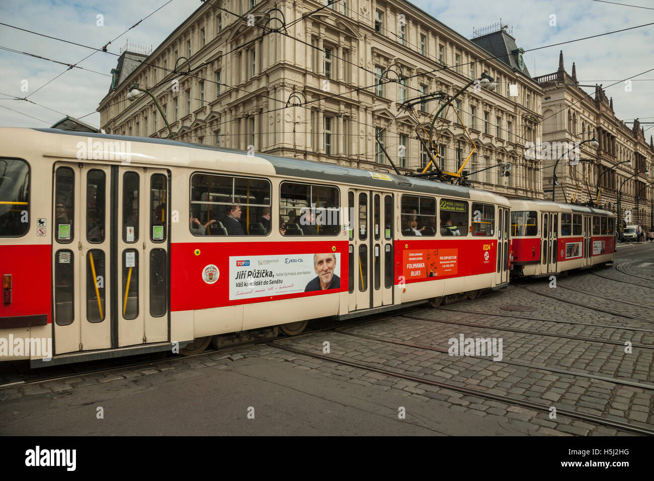 Iconici tram rosso a Praga, Repubblica Ceca. Foto Stock