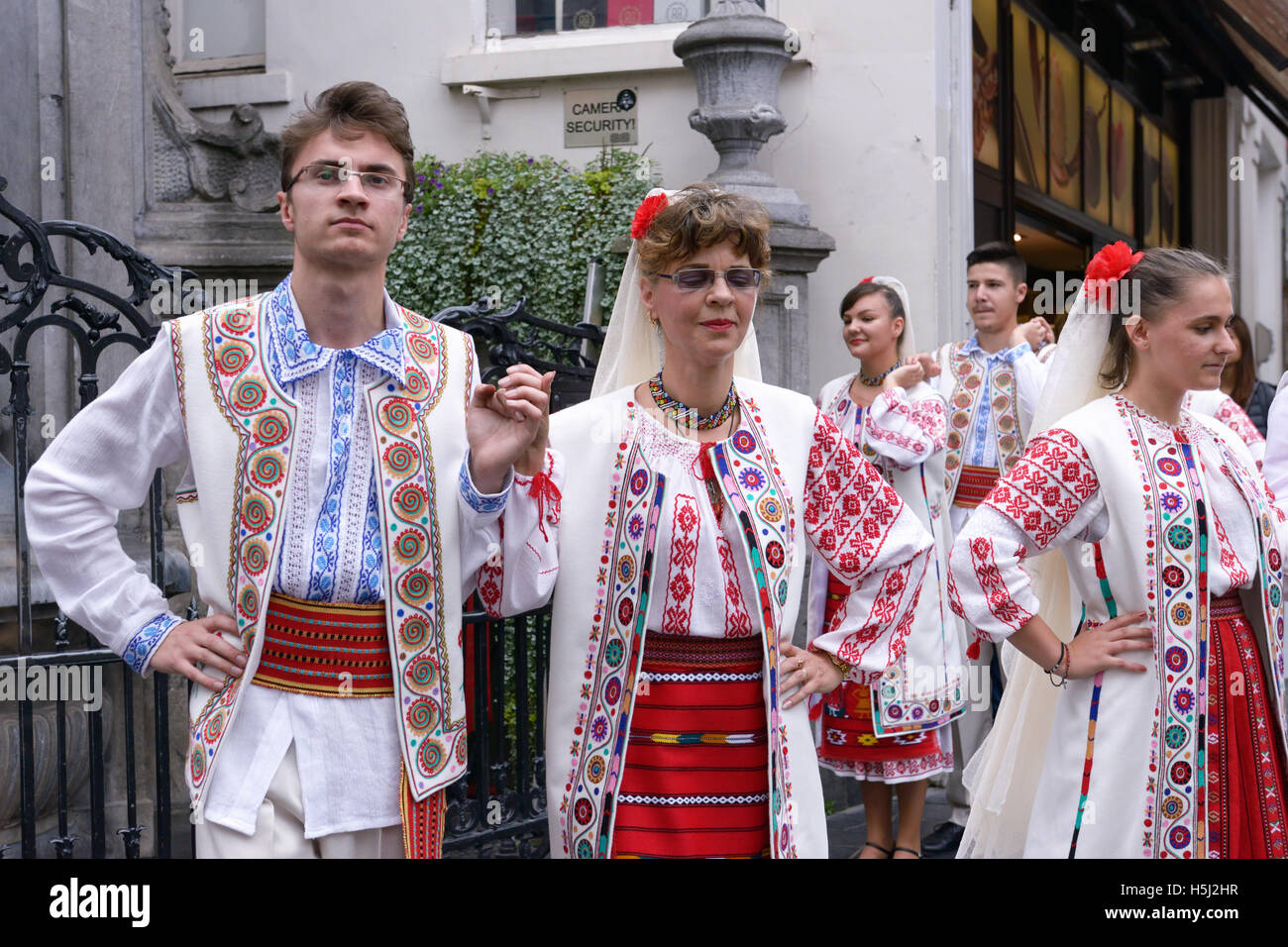 Concerto di rumeno gruppo folcloristico vicino a Manneken Pis nel giorno di Folklorissimo 2016 Festa Folcloristica e week-end senza auto in Foto Stock