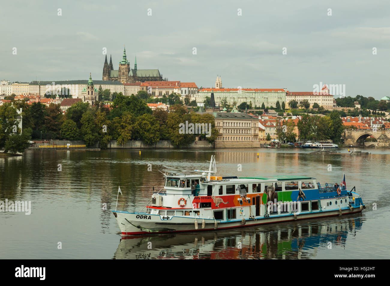 Tour in barca sul fiume Moldava a Praga, Repubblica Ceca. Hradcany Castle in distanza. Foto Stock