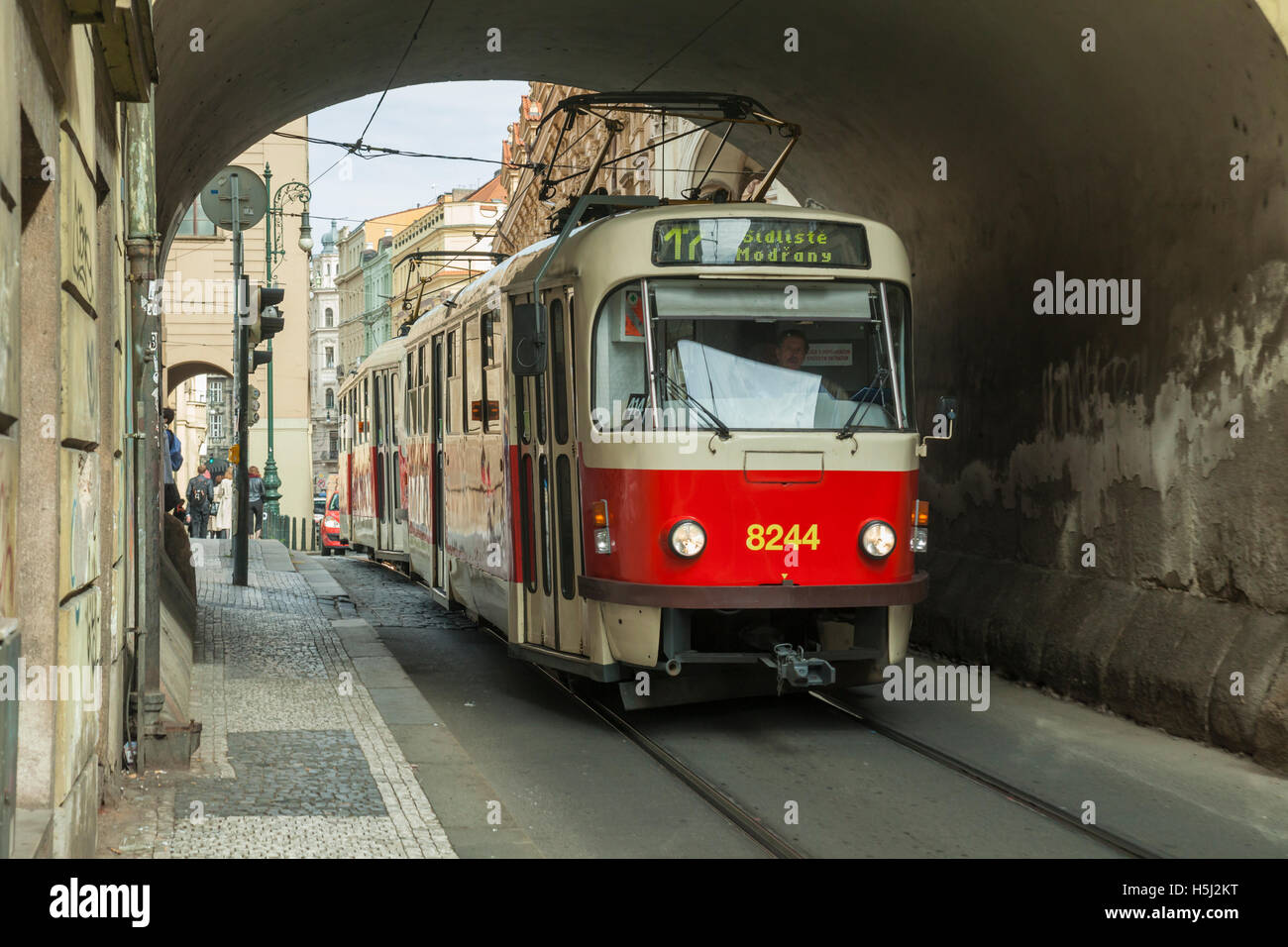 Iconici tram rosso a Praga, Repubblica Ceca. Foto Stock