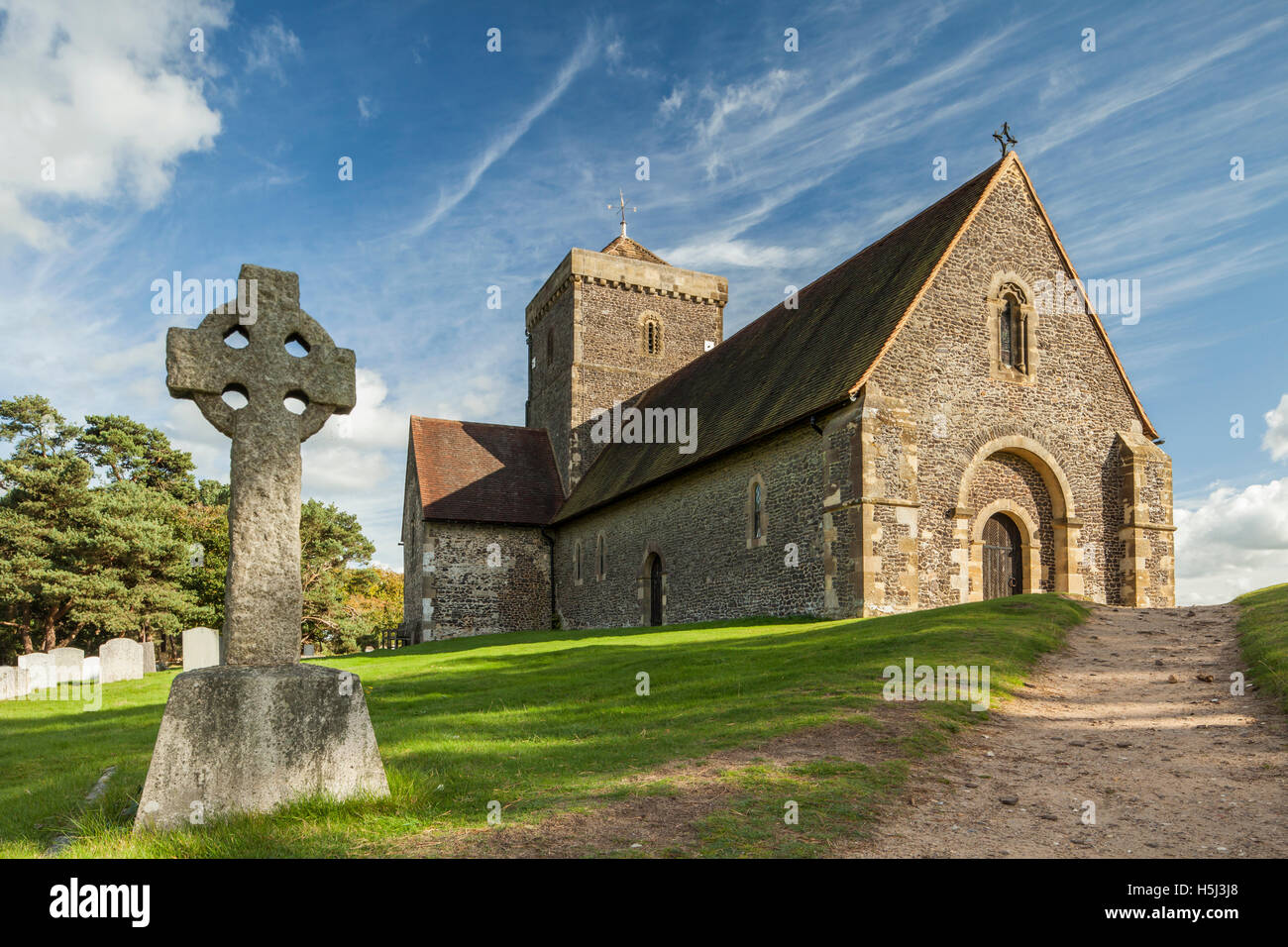 Pomeriggio autunnale all'iconico chiesa di Santa Marta-su-il-collina vicino Chilworth, Surrey, Inghilterra. Foto Stock
