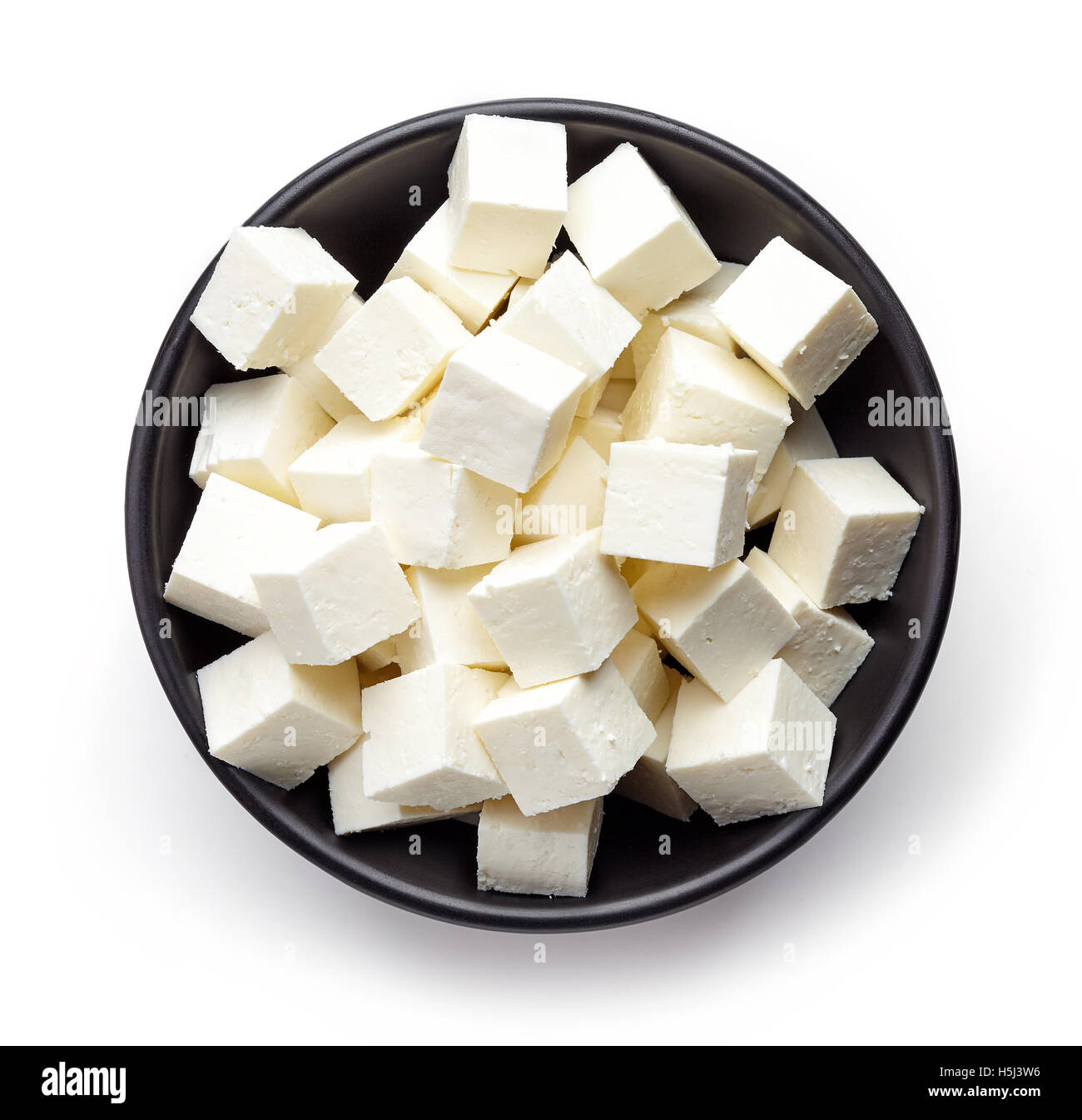 Ciotola di dadini di formaggio a pasta morbida isolati su sfondo bianco, vista dall'alto Foto Stock