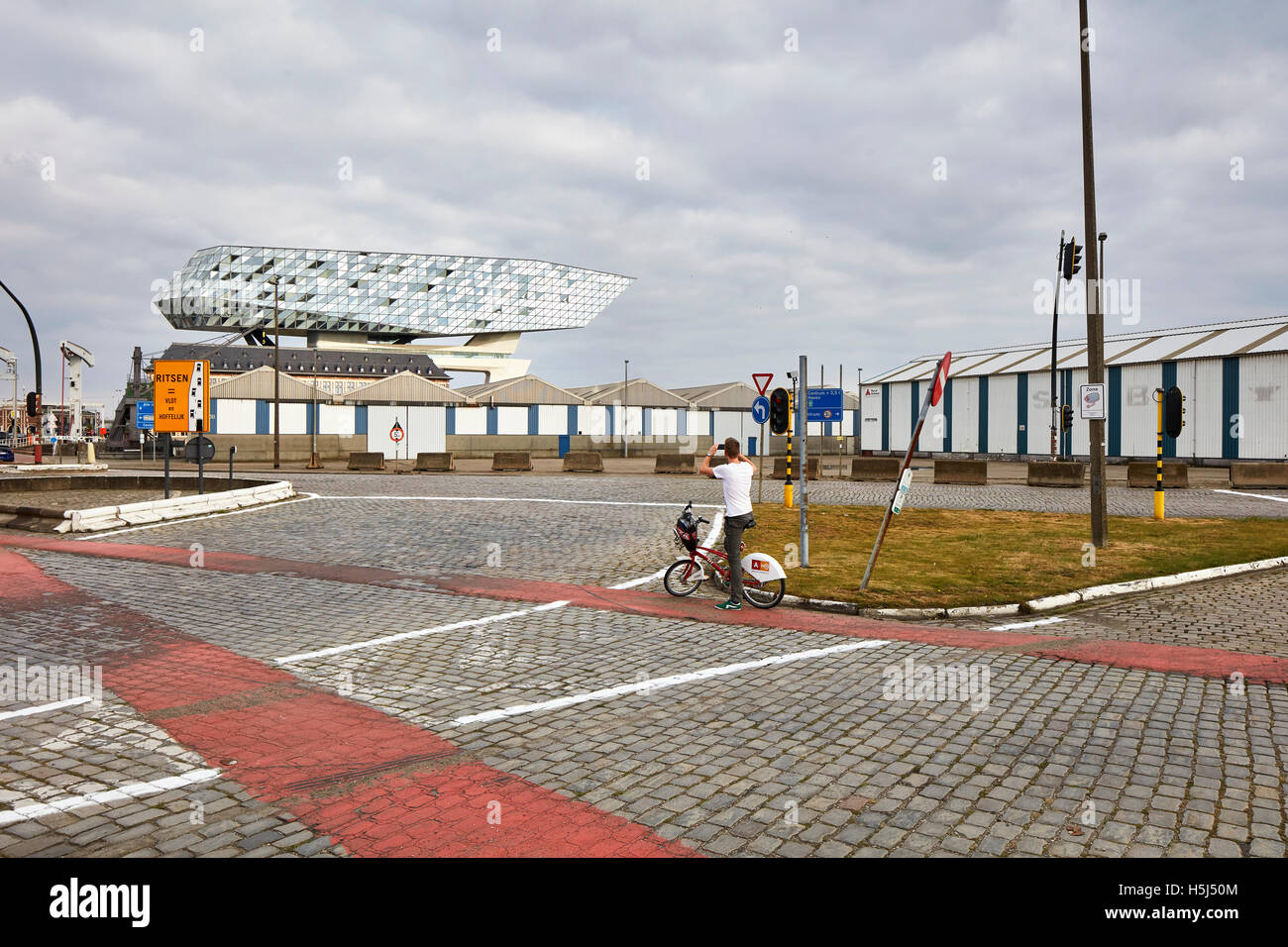 Vista contestuale. Casa porta ad Anversa, Belgio. Architetto: Zaha Hadid Architects, 2016. Foto Stock