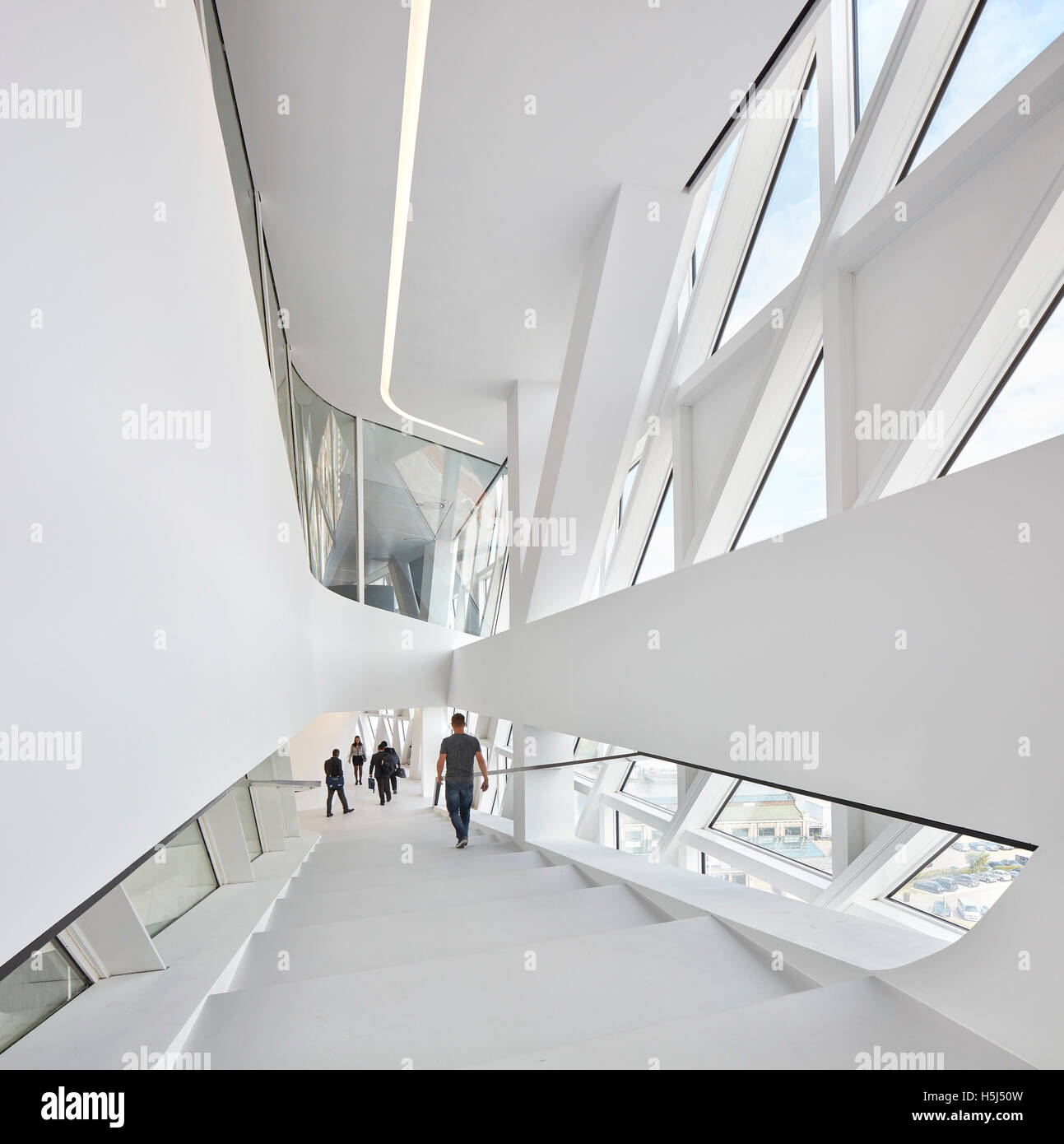 Estensione con scale e grande finestra di luce. Casa porta ad Anversa, Belgio. Architetto: Zaha Hadid Architects, 2016. Foto Stock