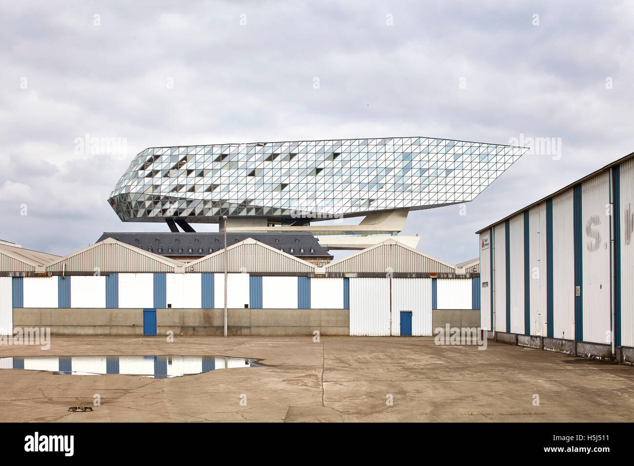 Vista contestuale dal sito del dock. Casa porta ad Anversa, Belgio. Architetto: Zaha Hadid Architects, 2016. Foto Stock