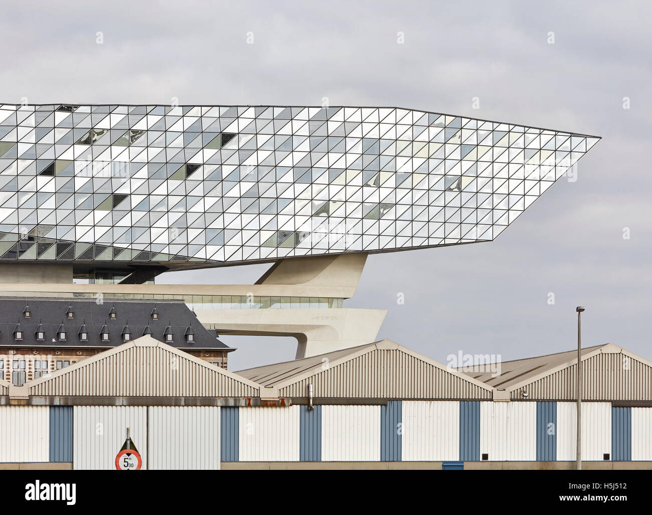 La giustapposizione di esistenti e angolari di facciata di vetro. Casa porta ad Anversa, Belgio. Architetto: Zaha Hadid Architects, 2016. Foto Stock