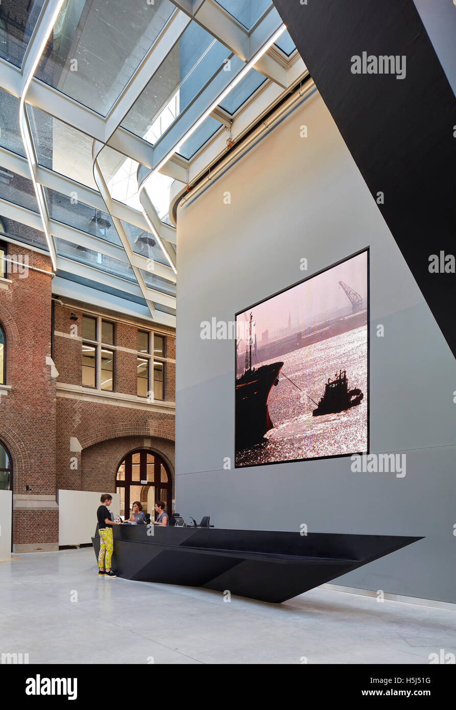 Vista sul cortile centrale con un banco della reception. Casa porta ad Anversa, Belgio. Architetto: Zaha Hadid Architects, 2016. Foto Stock