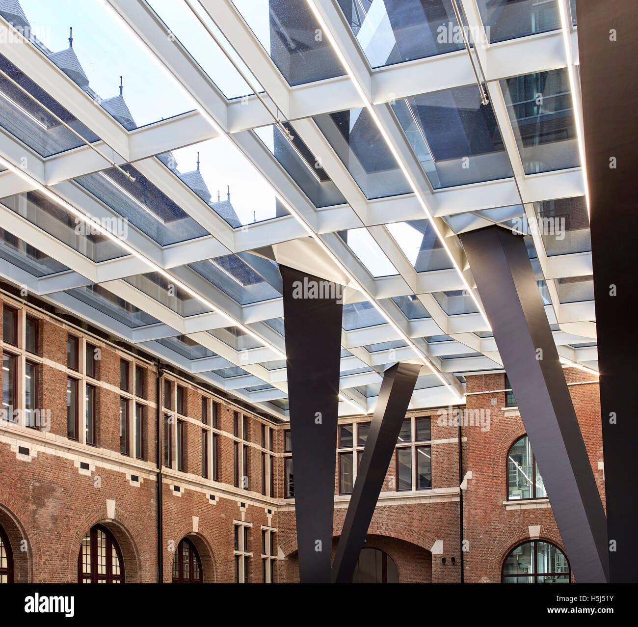 Dettaglio del cortile centrale. Casa porta ad Anversa, Belgio. Architetto: Zaha Hadid Architects, 2016. Foto Stock