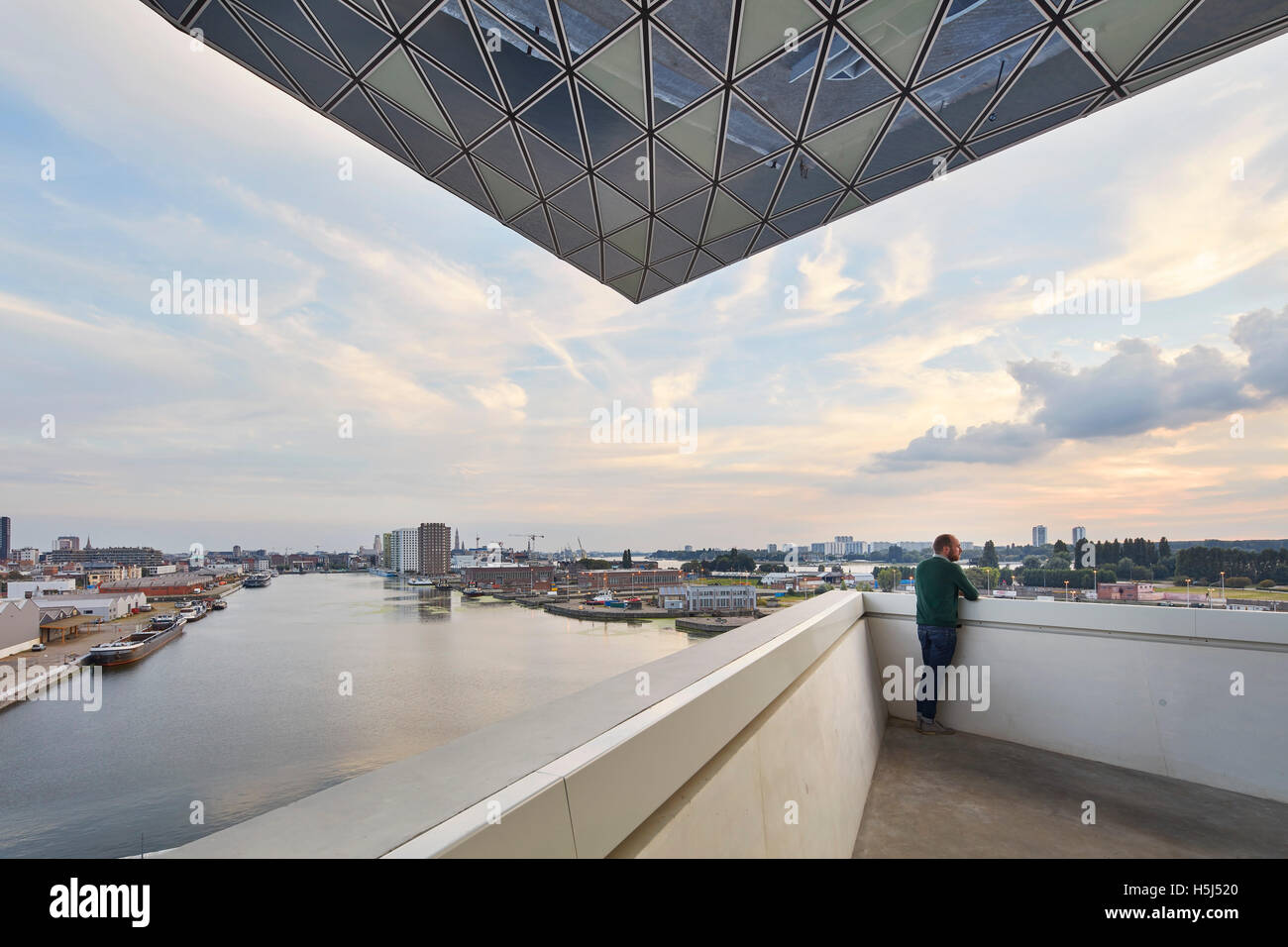 Piattaforma di Osservazione verso il fiume e la città. Casa porta ad Anversa, Belgio. Architetto: Zaha Hadid Architects, 2016. Foto Stock