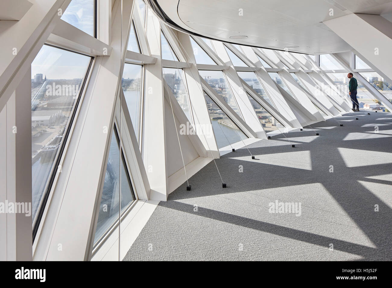 Corridoio con finestra triangolare riquadri. Casa porta ad Anversa, Belgio. Architetto: Zaha Hadid Architects, 2016. Foto Stock