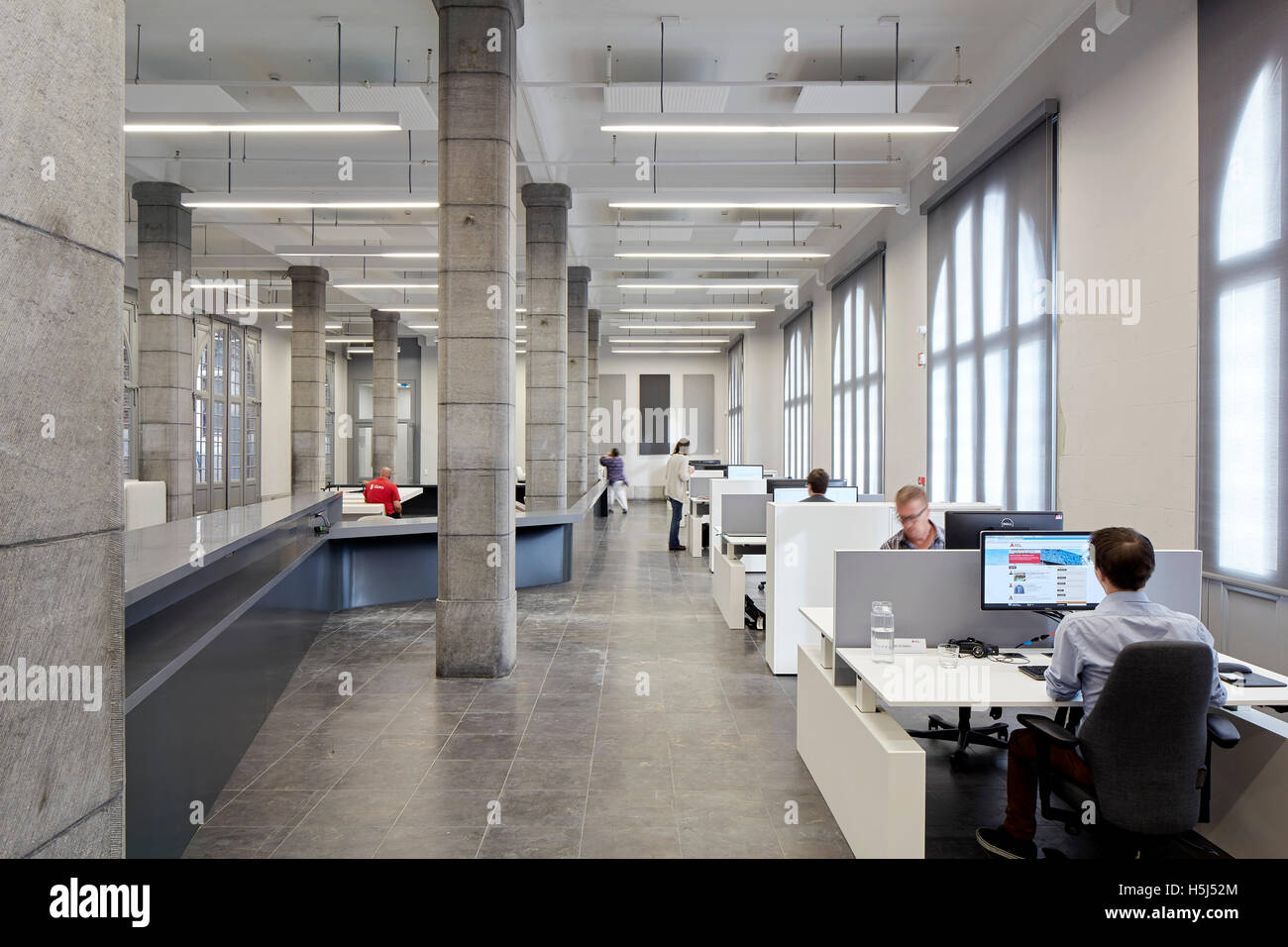 Aprire ufficio del piano nella restaurata stazione dei vigili del fuoco. Casa porta ad Anversa, Belgio. Architetto: Zaha Hadid Architects, 2016. Foto Stock